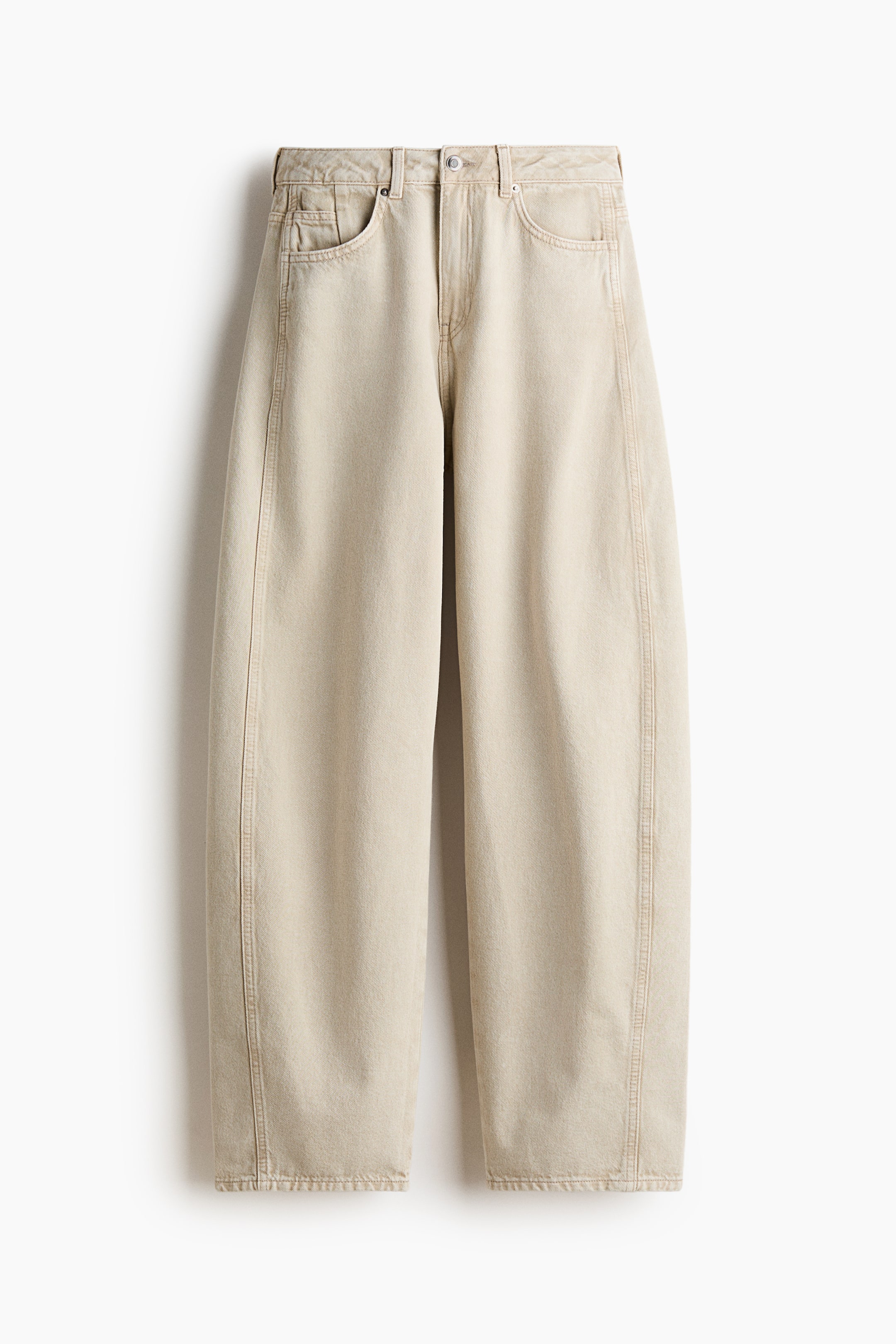 Ver imagen más grande: Los vaqueros beige de 5 bolsillos se presentan en vista frontal. Cuentan con una cintura alta con cierre de botón y cremallera, y una pierna recta. Los vaqueros muestran un ajuste holgado desde la cintura hasta la cadera y un ajuste amplio desde el muslo hasta el dobladillo, con costuras verticales visibles a lo largo de las piernas exteriores.