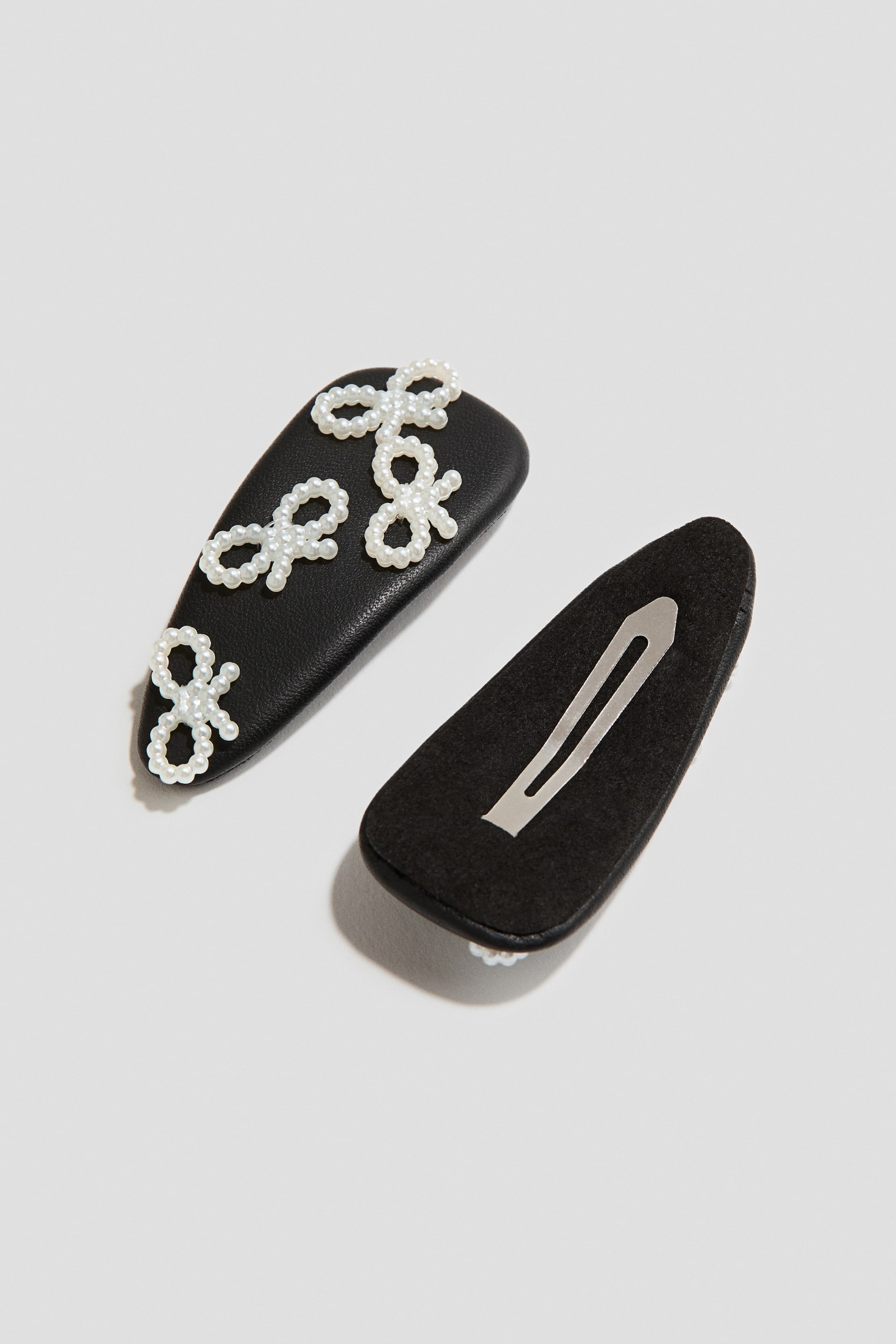 Ampliar la imagen: 2-pack Broches para el cabello con pedrería - Negro/Moños - Kids | H&M MX 3