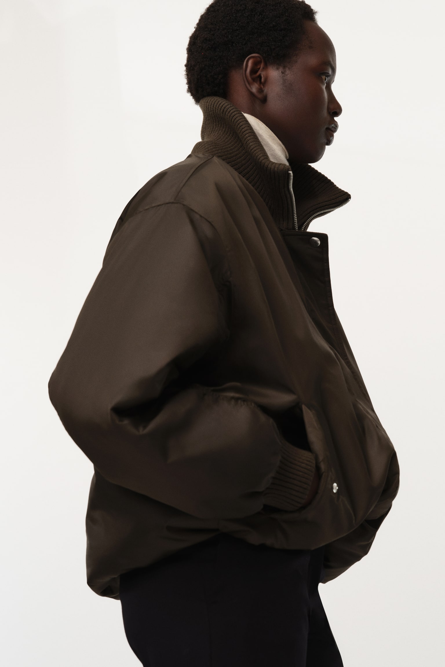 Женская куртка H&M Oversized Bomber, цвет: Тёмный хаки зелёный — фото 5