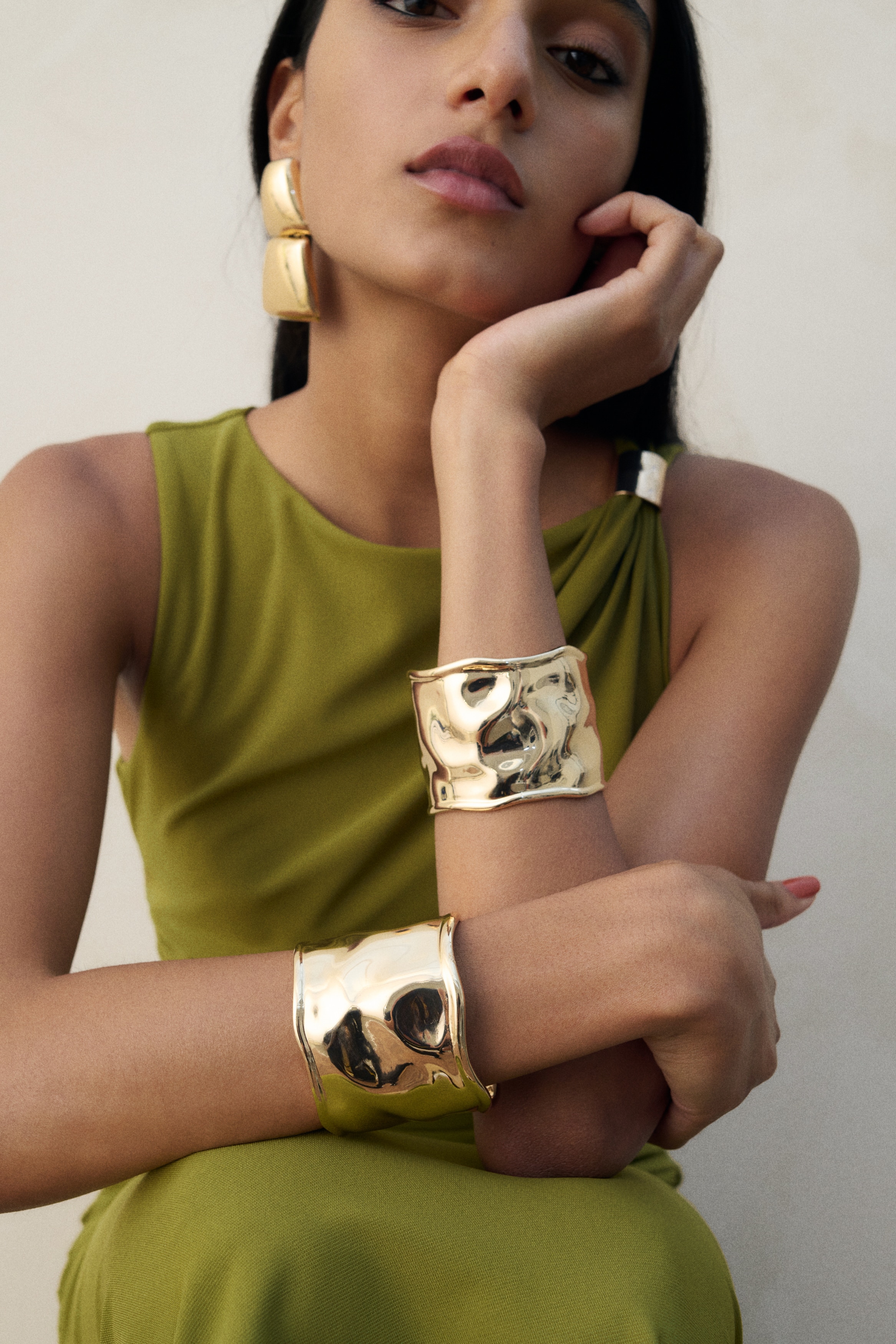 Ladies - Gold-coloured Wide cuff bracelet  - H&M