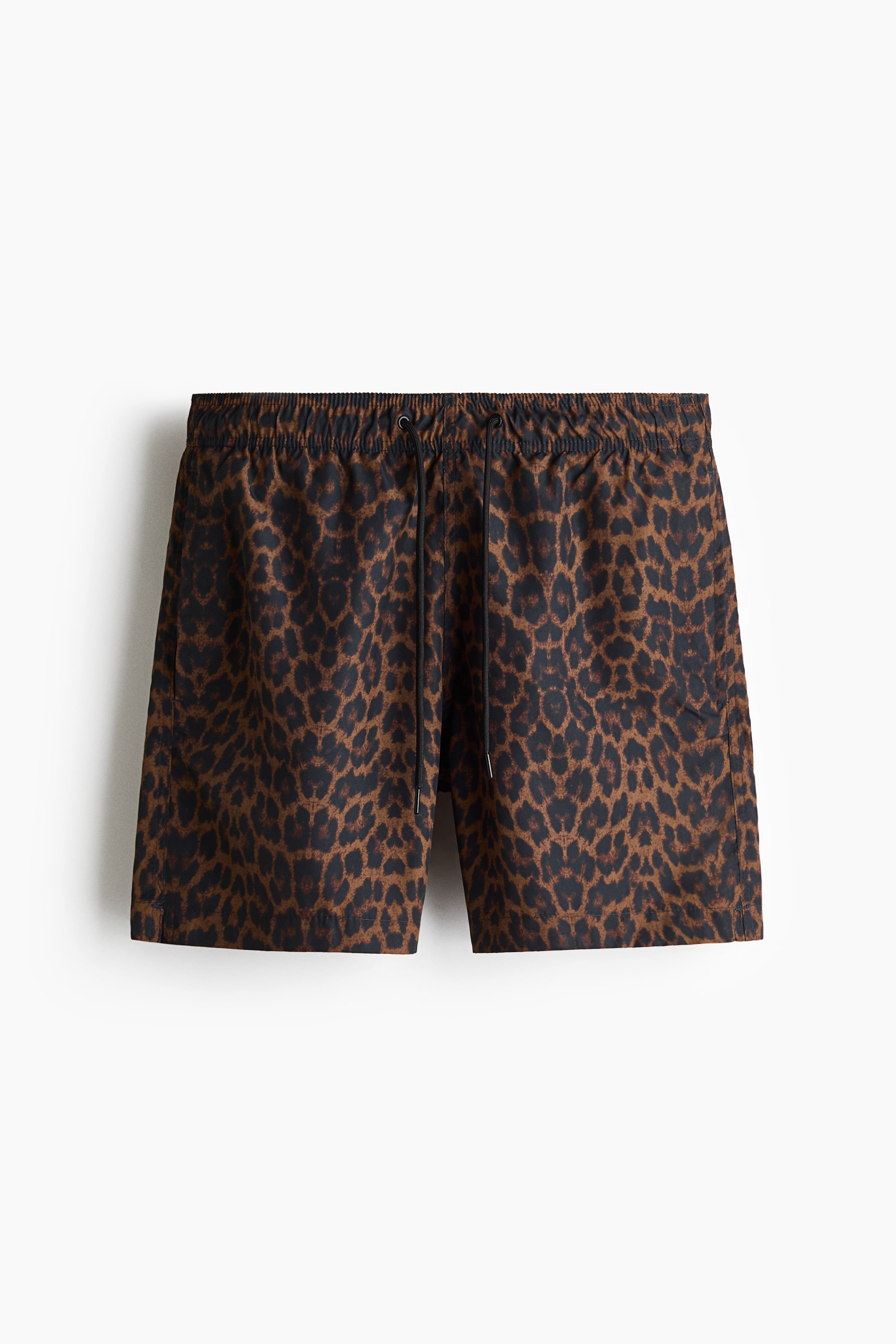 Grotere afbeelding bekijken: Vooraanzicht van zwembroek met een bruine en zwarte luipaardprint, voorzien van een bedekte elastische tailleband met een zwarte trekkoord en subtiele zijzakken.