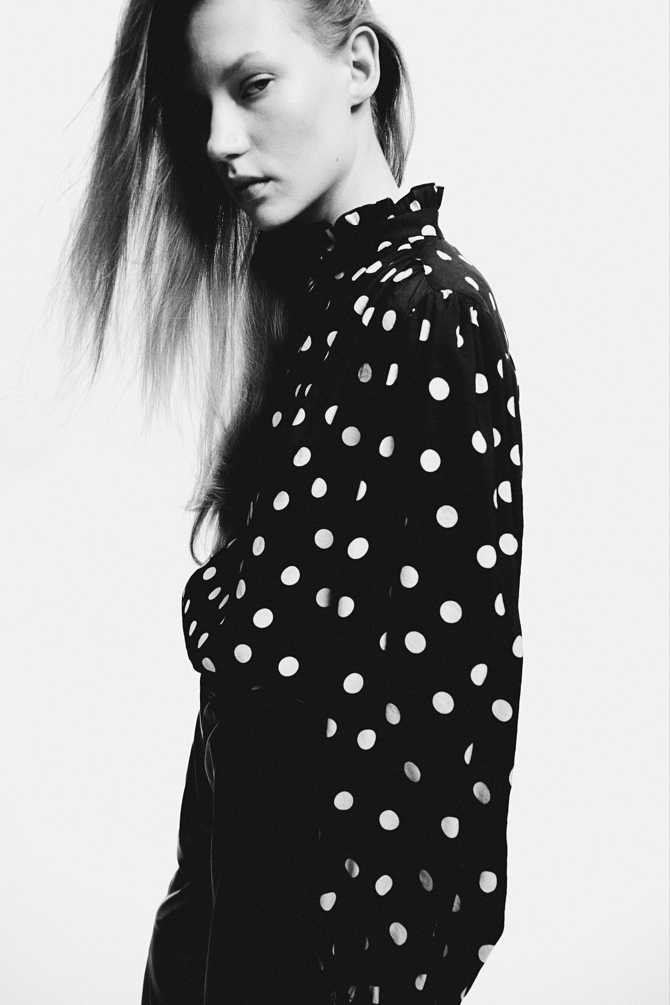 Visa större bild: Oversized blus med volangkanter - Svart/Prickig - DAM | H&M FI 1