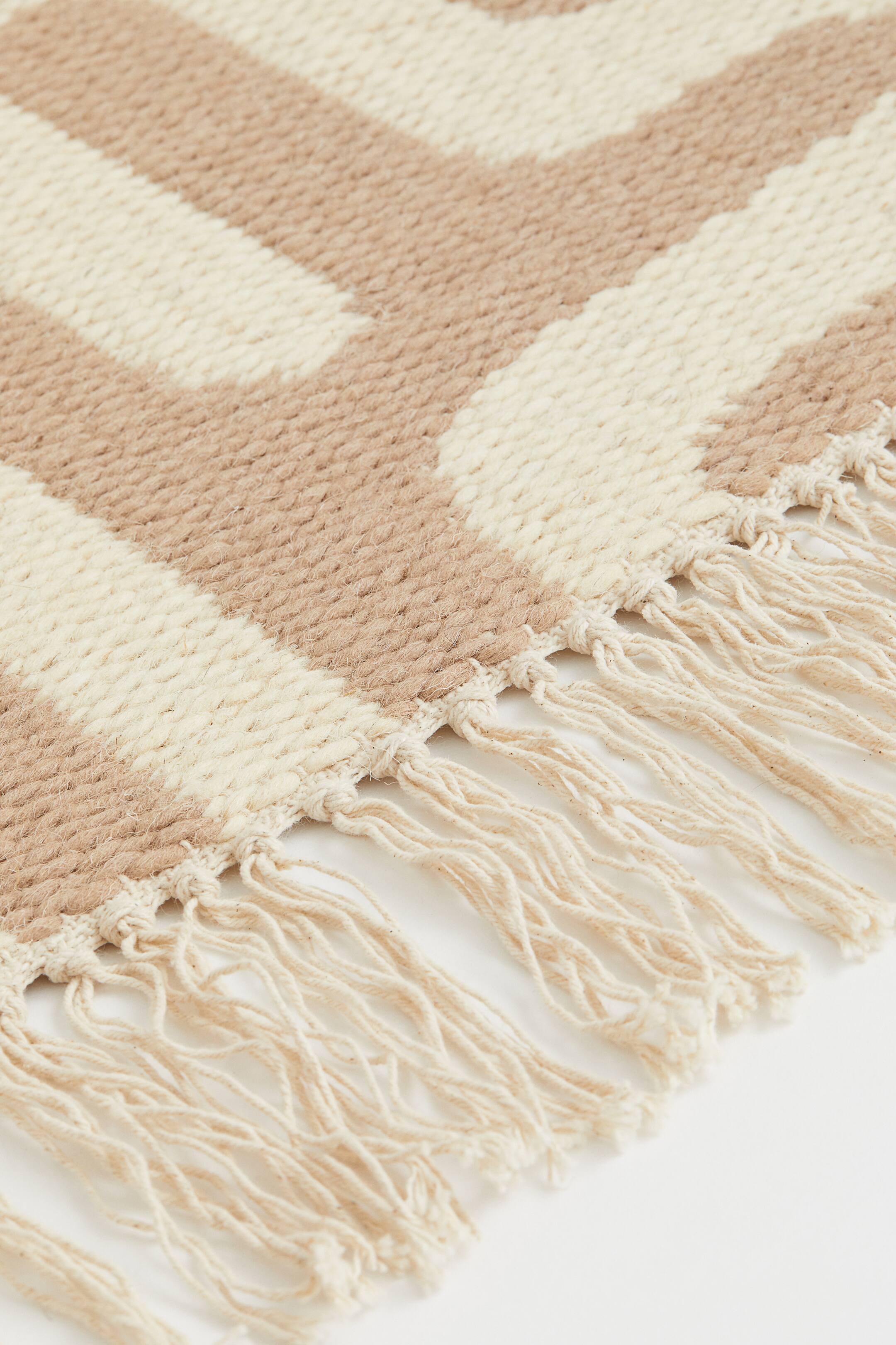 Jacquardweave woolblend rug Powder beige/Patterned Home All H&M GB