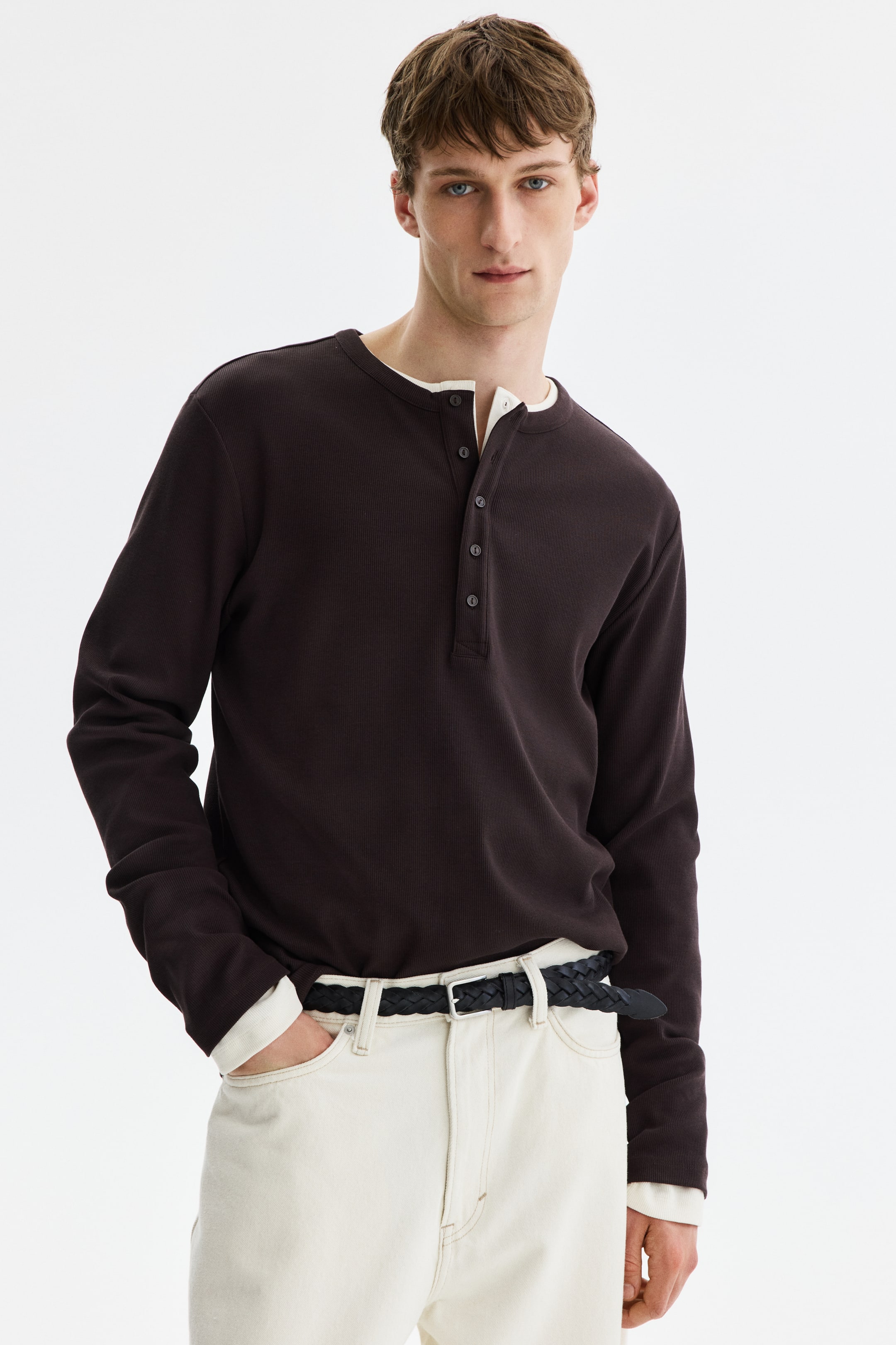 Chemise côtelée à encolure boutonnée près du corps