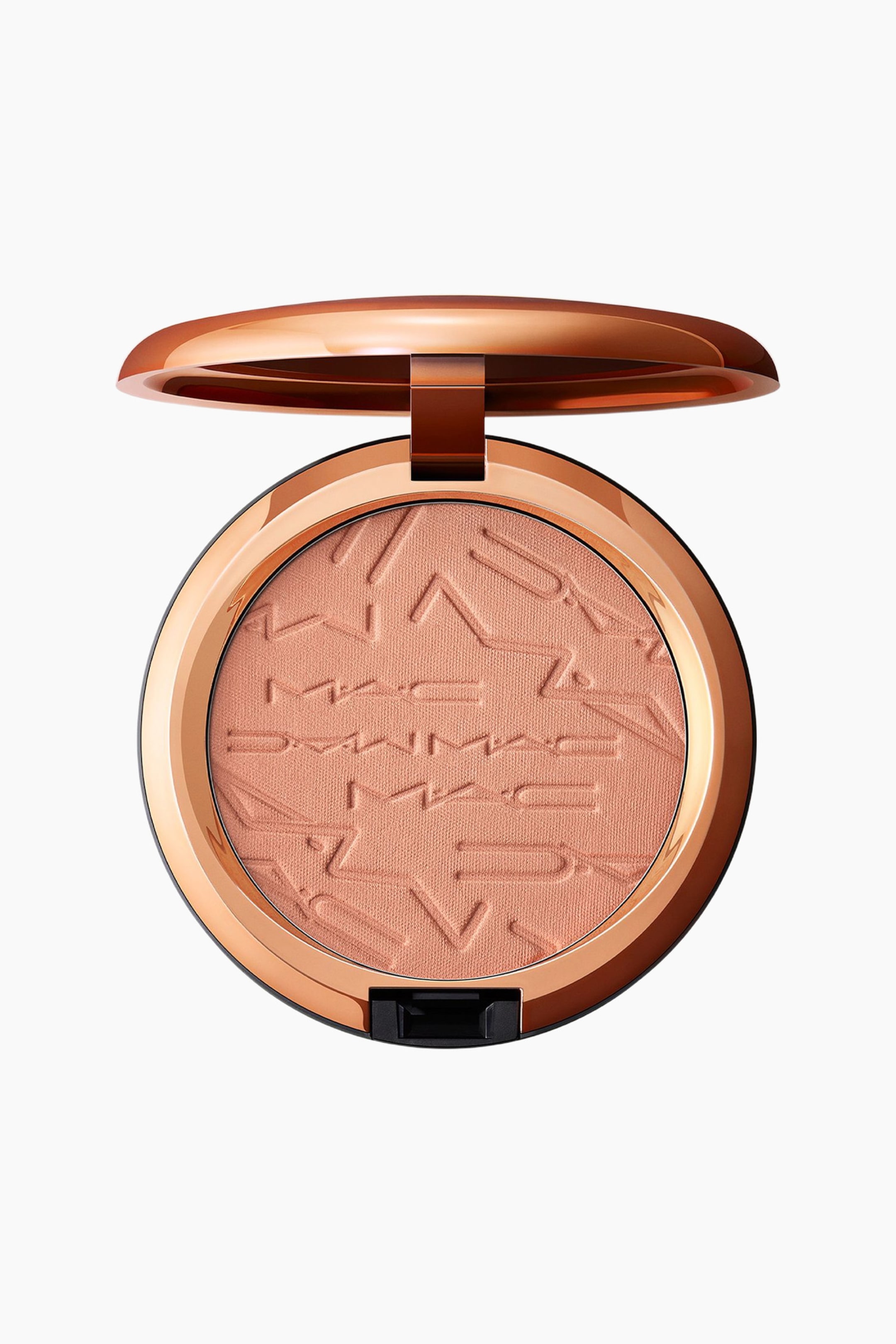 Visa större bild: Ett runt sminkpuder visar upp ett ljus persikotonat puder med ett präglat "MAC"-logomönster. Puderdosan har ett roséguldfärgat metallhölje, och locket är öppet och vinklat något bakåt.