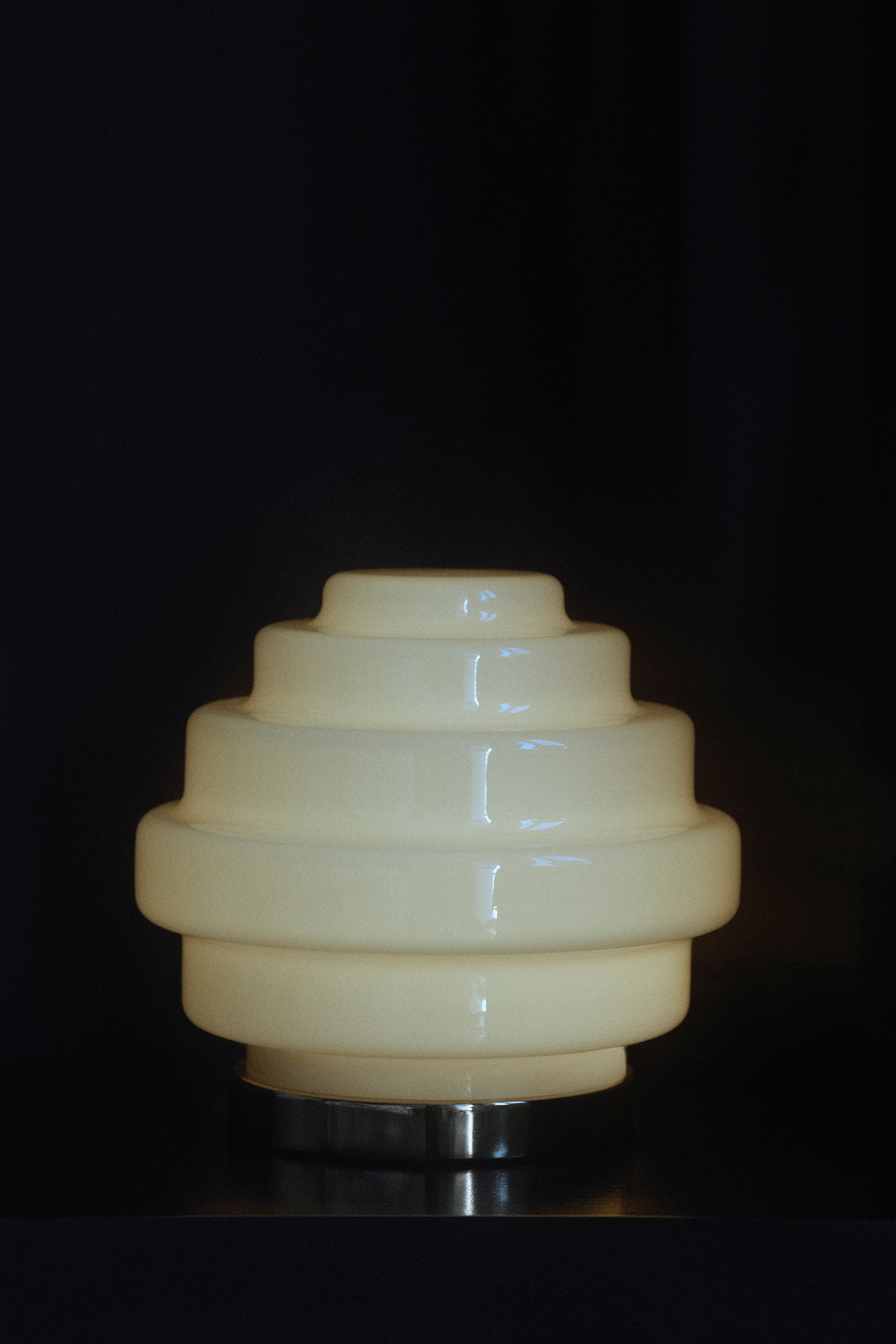 Kleine Tischleuchte aus Glas - Hellbeige