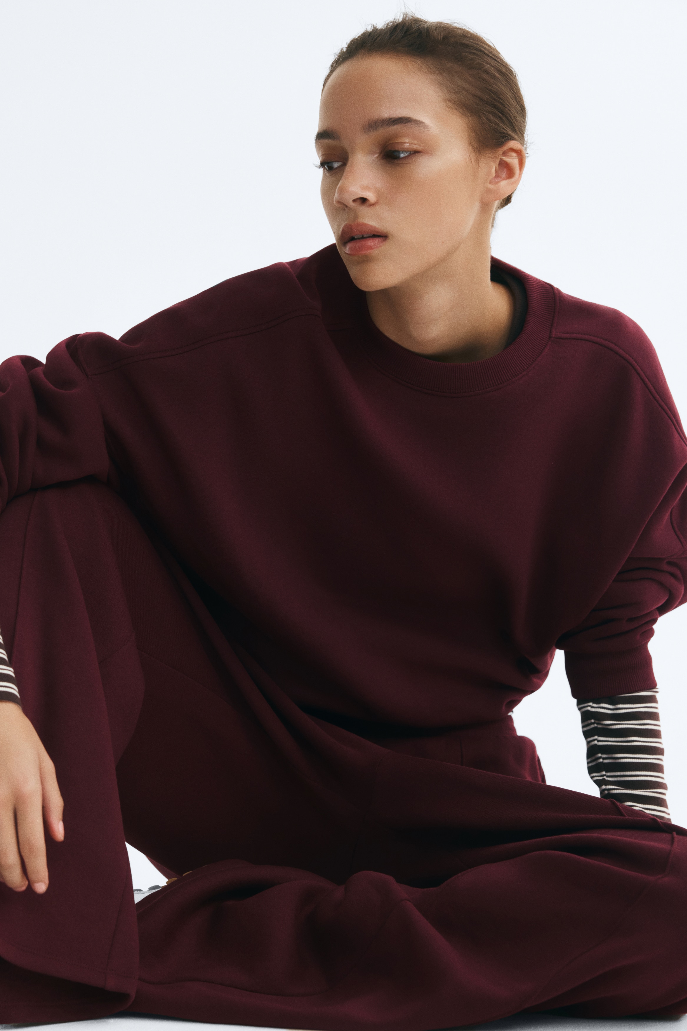 ä¸å¥éç´è²å©ä»¶å¼å±å®¶ä¼éææ­£ä»¥æ­£é¢è¦è§æ¸æå±ç¤ºï¼åå«ä¸ä»¶åé è¡è¡£åä¸æ¢åè²å¯¬è¤²ãè¡è¡£åç¾è½è©è¨­è¨ãç¾ç´è¢å£èç¾ç´ä¸æºï¼èé·è¤²åå¨æ¯æ¢è¤²ç®¡æ­£é¢å±ç¤ºäºä¸­å¤®åç´è»ç·ã