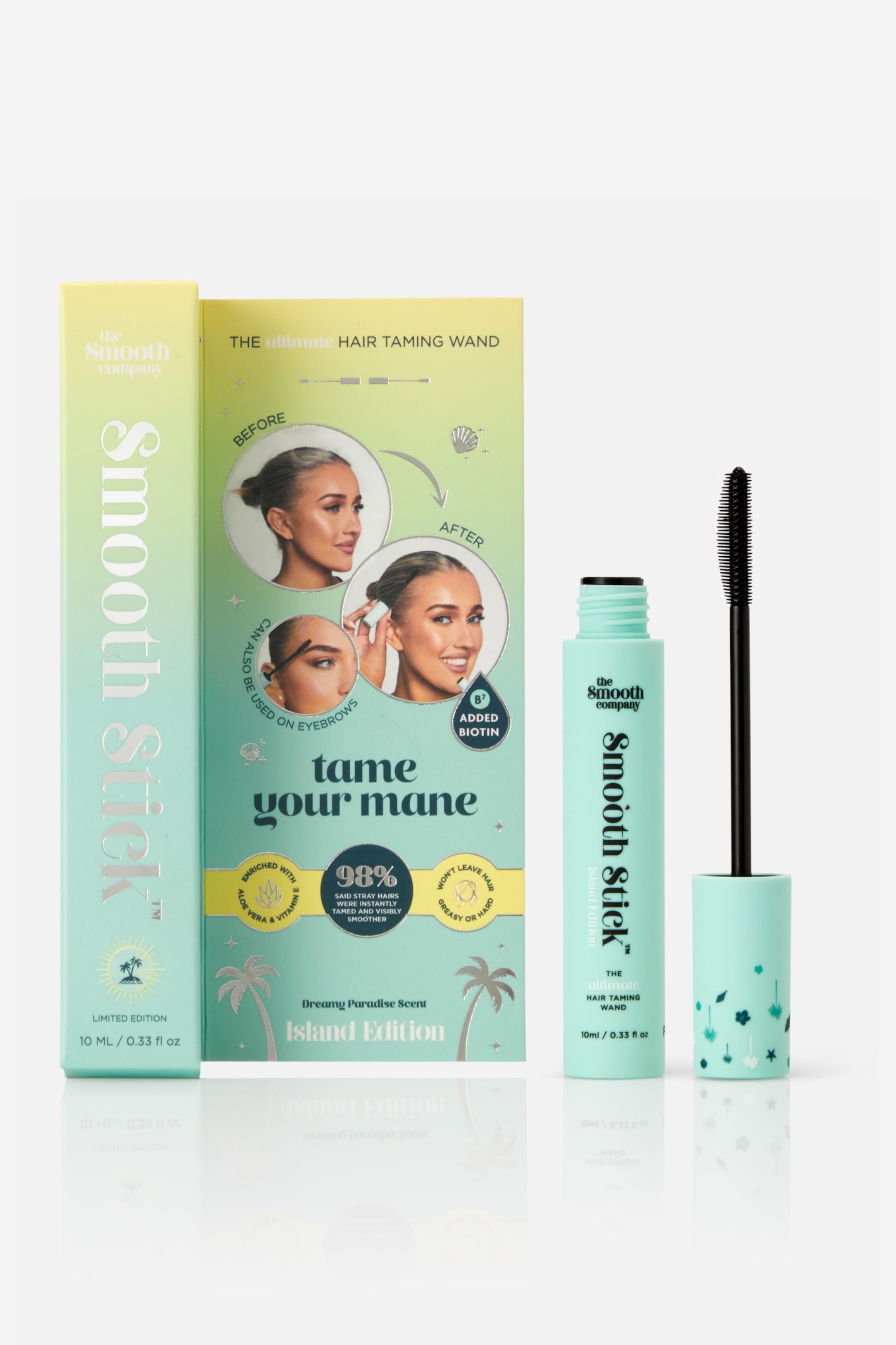 Vis større bilde: "The Smooth Stick hårtemmingsstav, bestående av et lyseblått rør og en svart børsteapplikator, vises. Lokket, med små blomsterdetaljer, står oppreist ved siden av røret. Produktets rektangulære eskeemballasje, som viser en gradient fra gulgrønn til blågrønn og presenterer ulike produktdetaljer og illustrasjoner, er plassert til venstre for staven."