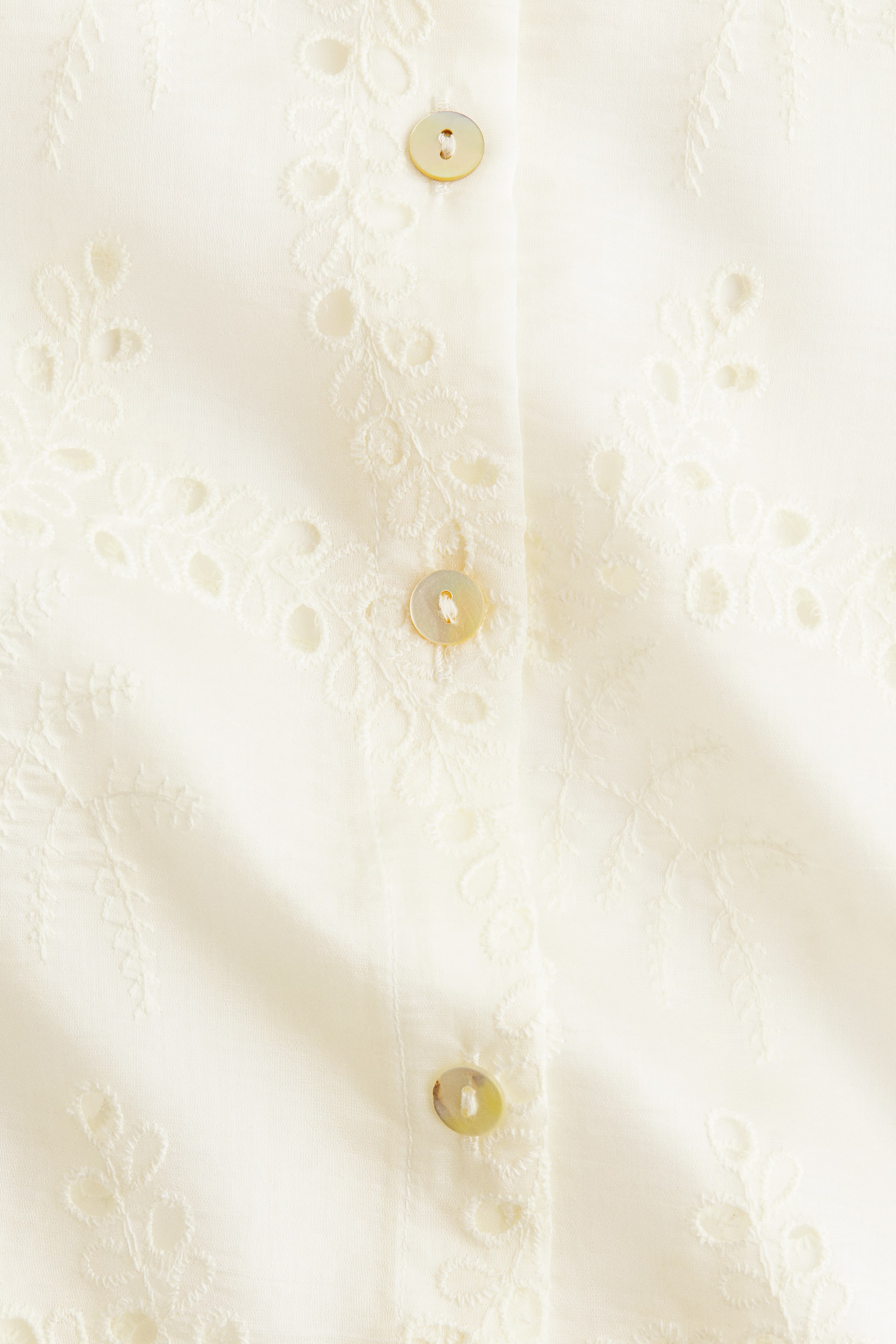 Chemise avec broderie anglaise