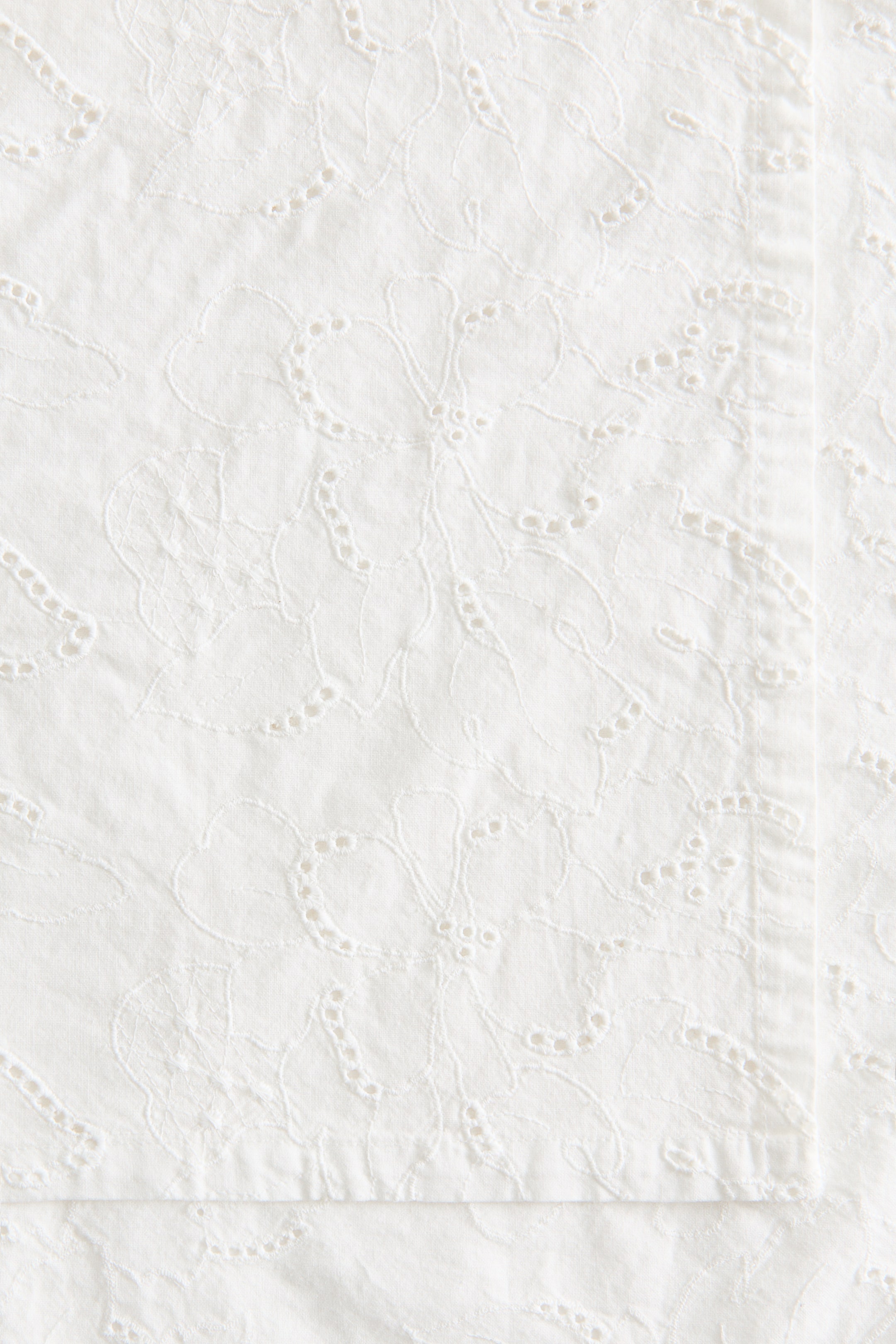 Tablecloth with Eyelet Embroidery