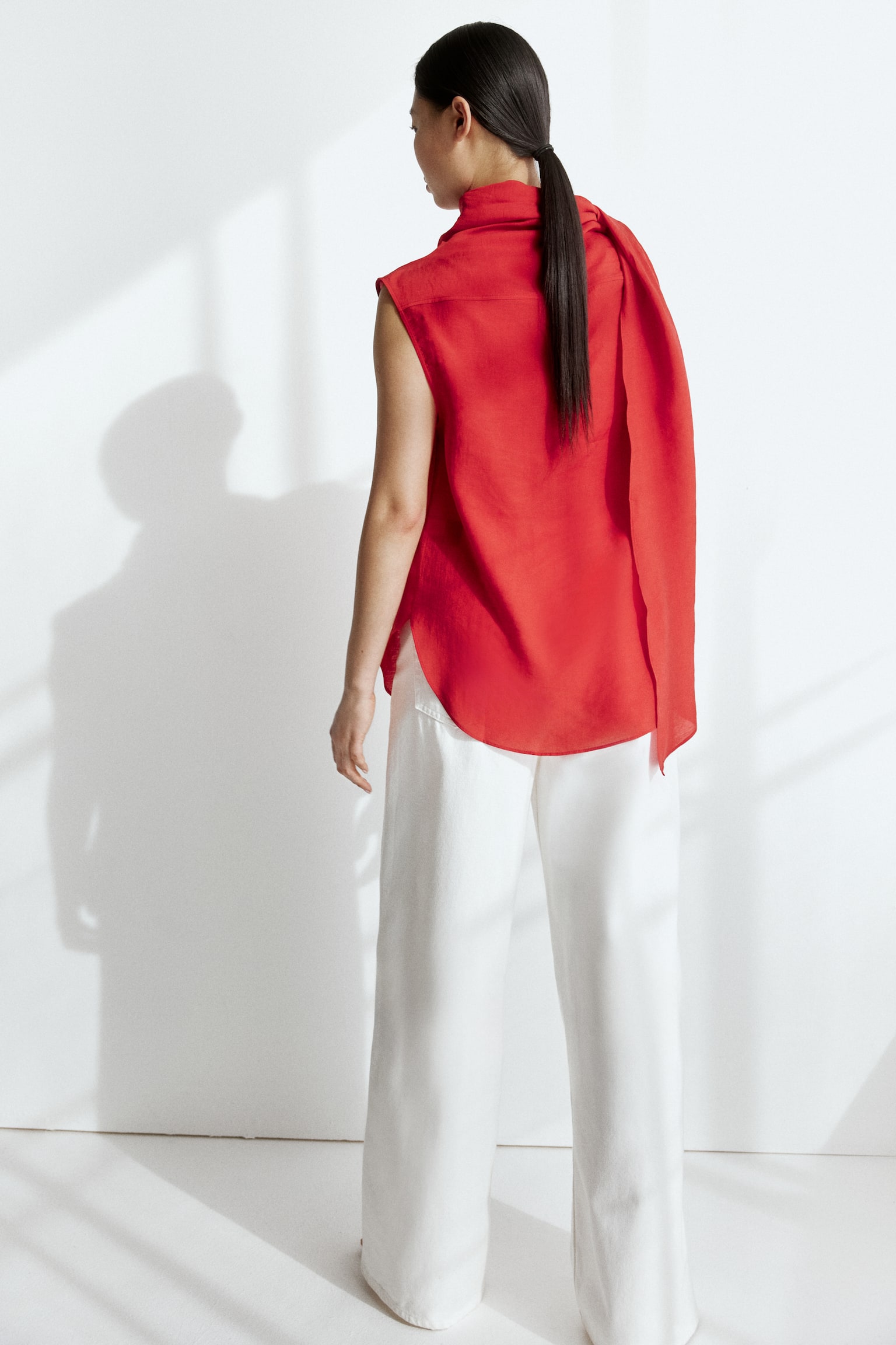 Sleeveless scarf-collar blouse - Bright red - 4