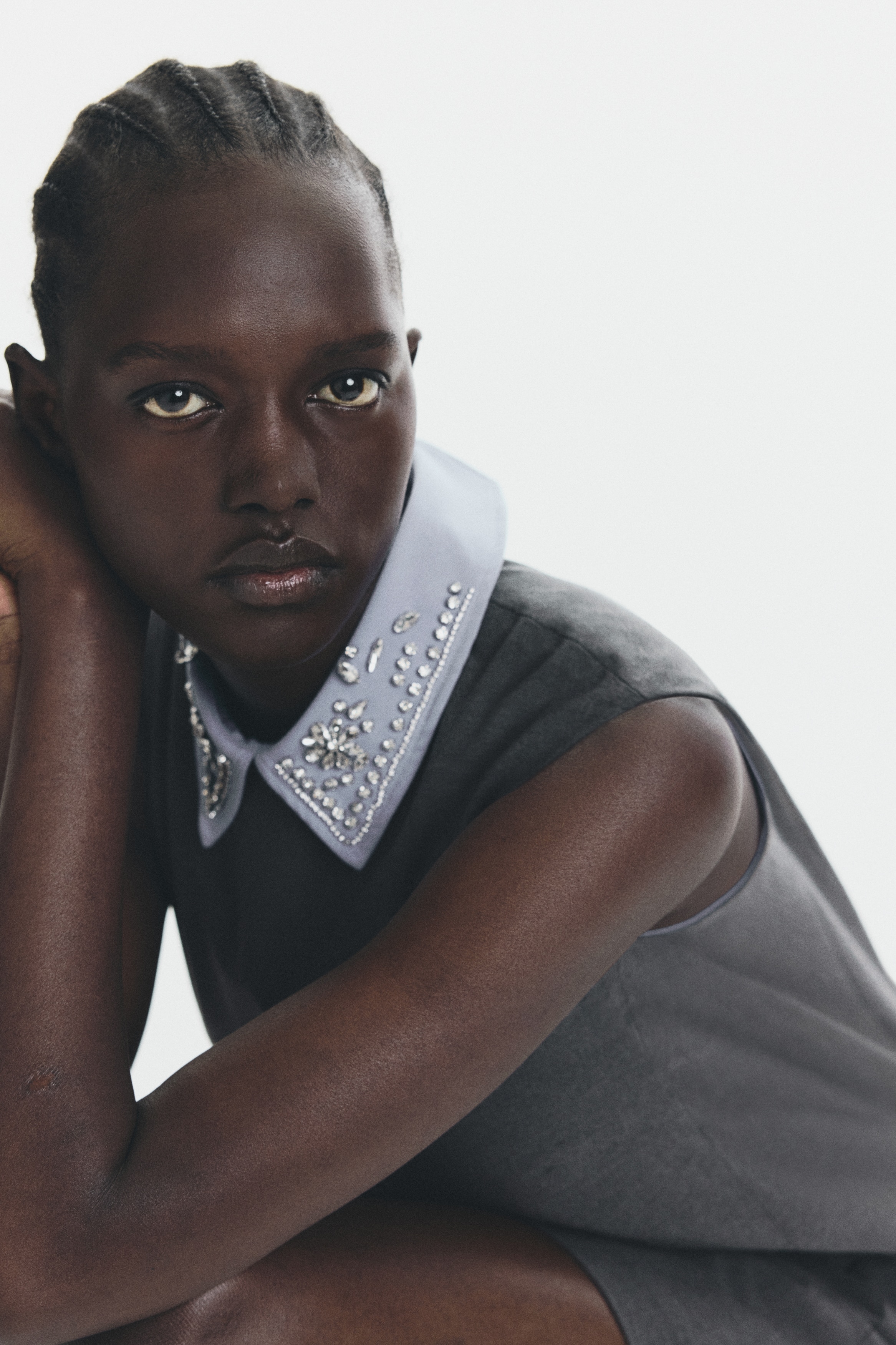 Φόρεμα σε γραμμή Α με διακοσμημένο γιακά - Σκούρο γκρι μελανζέ