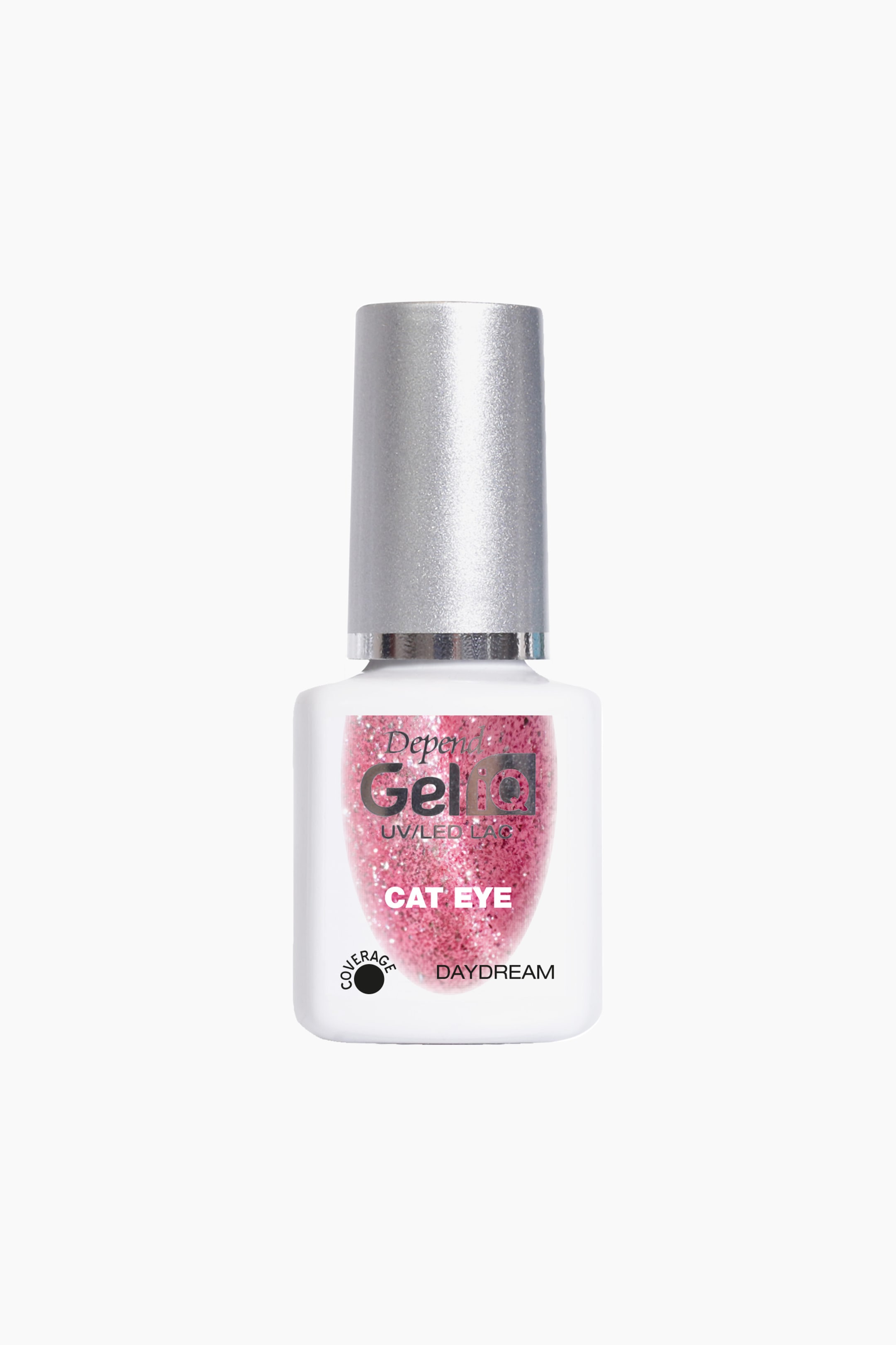 Se større billede: En Depend Gel iQ UV/LED Lakflaske vender fremad. Den har en hvid, uigennemsigtig krop og en sølvfarvet, cylindrisk hætte, mens dens frontetiket viser en pink glitter 'CAT EYE' effekt, nuance navnet 'DAYDREAM', og en 'DÆKNING' indikator.