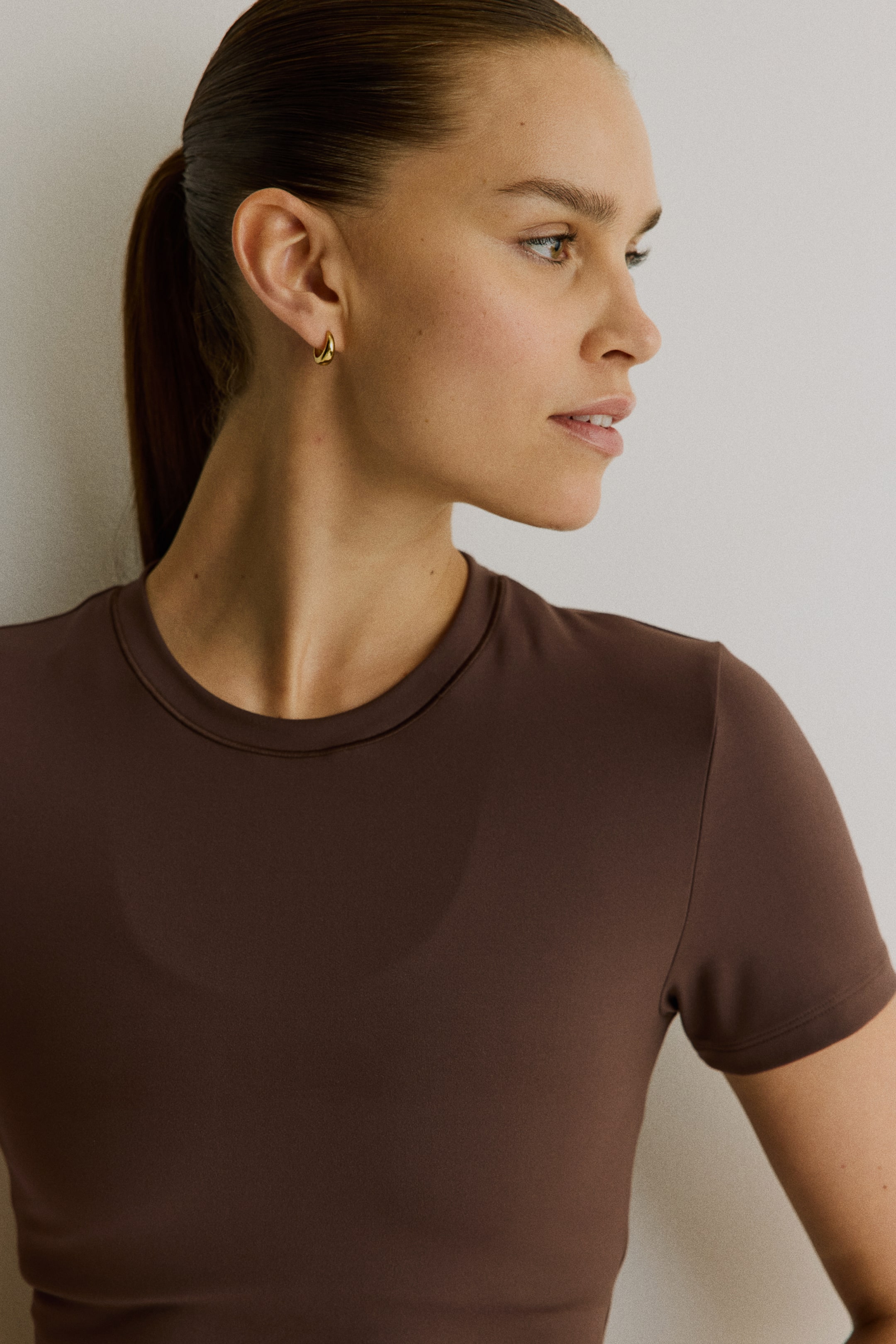 Xem ảnh lớn hơn: Áo yoga nhẹ bằng SoftMove™ - Màu nâu mocha - Ladies | H&M VN 1