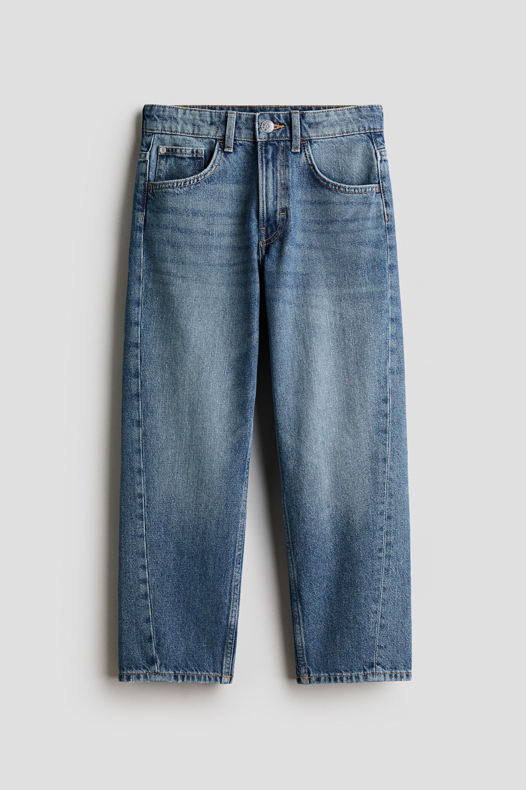 Größeres Bild ansehen: Blaue Denim-Jeans mit mittlerer Waschung und hellerem Used-Look an den Oberschenkeln, mit Knopf- und Reißverschluss, Gürtelschlaufen, zwei vorderen Eingrifftaschen mit einer Münztasche, zwei aufgesetzten Gesäßtaschen und kontrastierenden Nähten durchgehend.