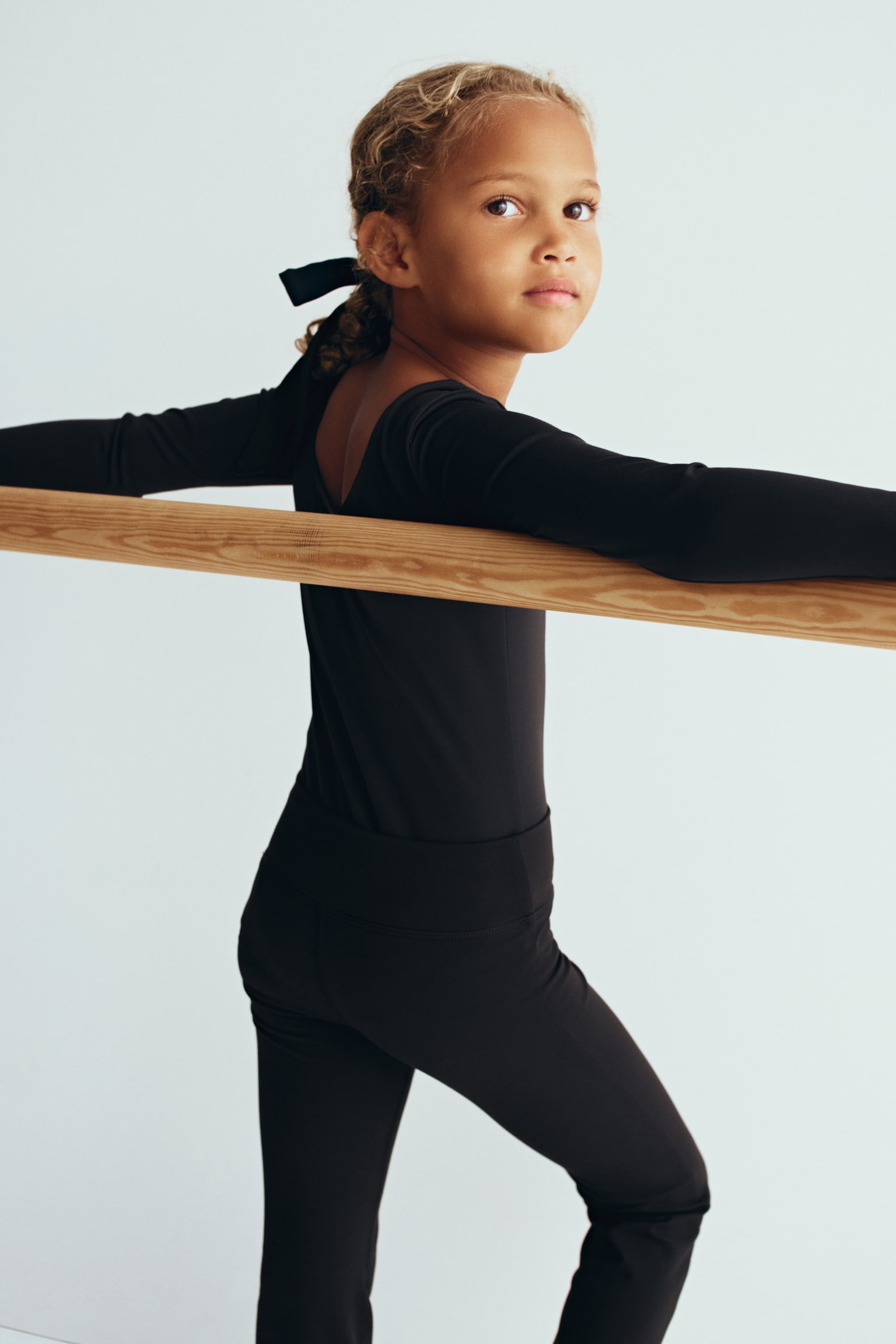 Детские леггинсы H&M Move Flared Sports with SoftMove™, цвет: Чёрный — фото 4