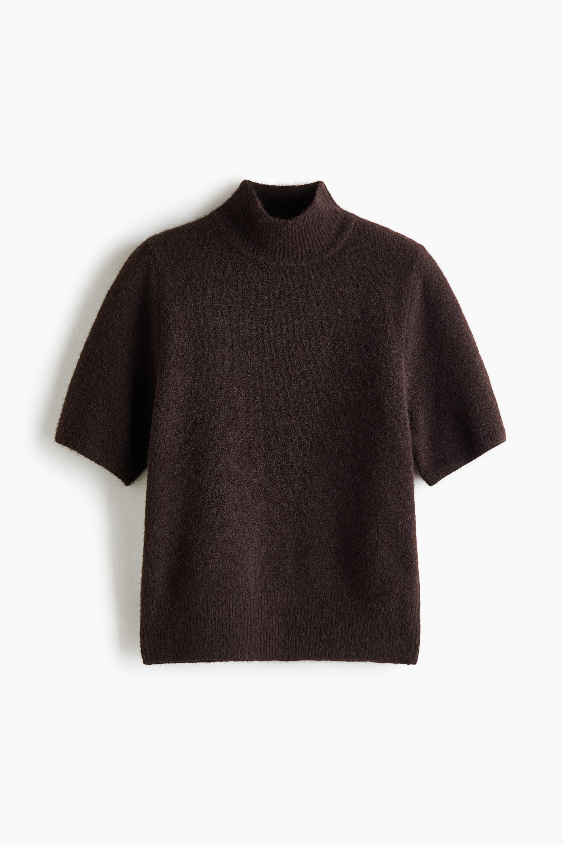 Ver imagen más grande: Se muestra desde el frente un jersey de punto de manga corta, de color marrón oscuro y textura mullida, con cuello cisne acanalado y bajo acanalado a juego. La prenda presenta un acabado suave y texturizado, con mangas holgadas de largo hasta el codo.