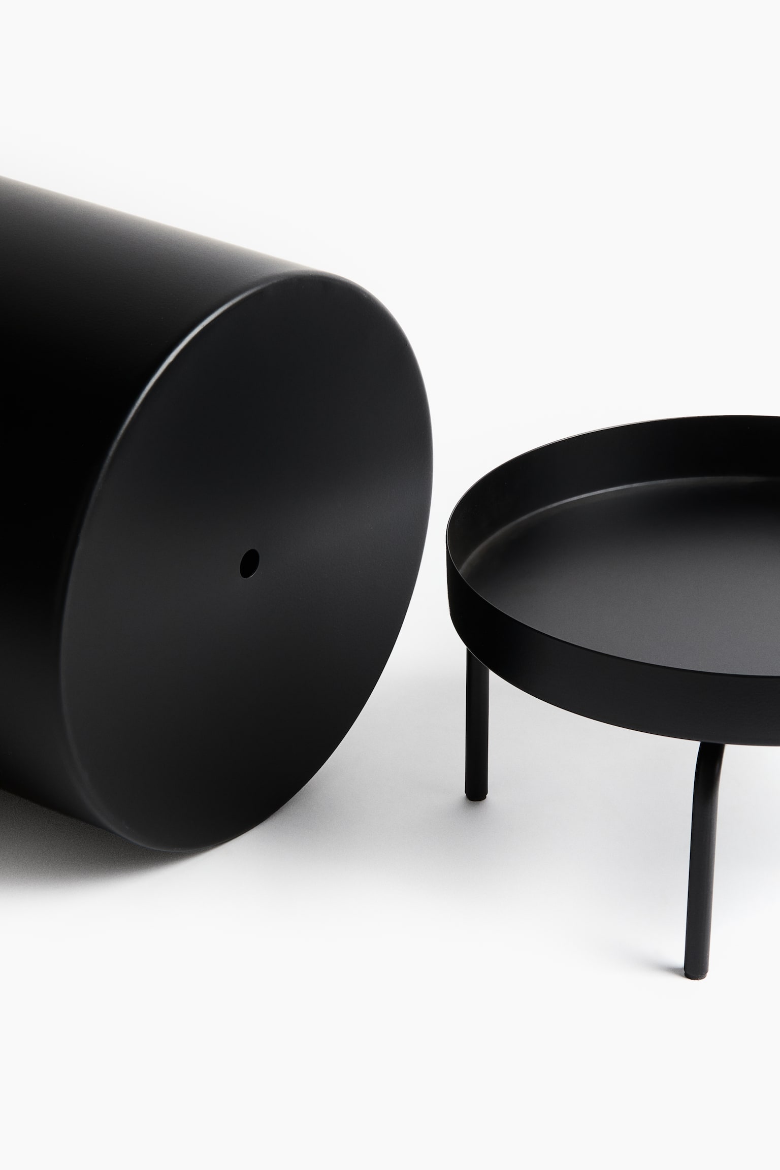 Large plant pot on a stand - Black - 2