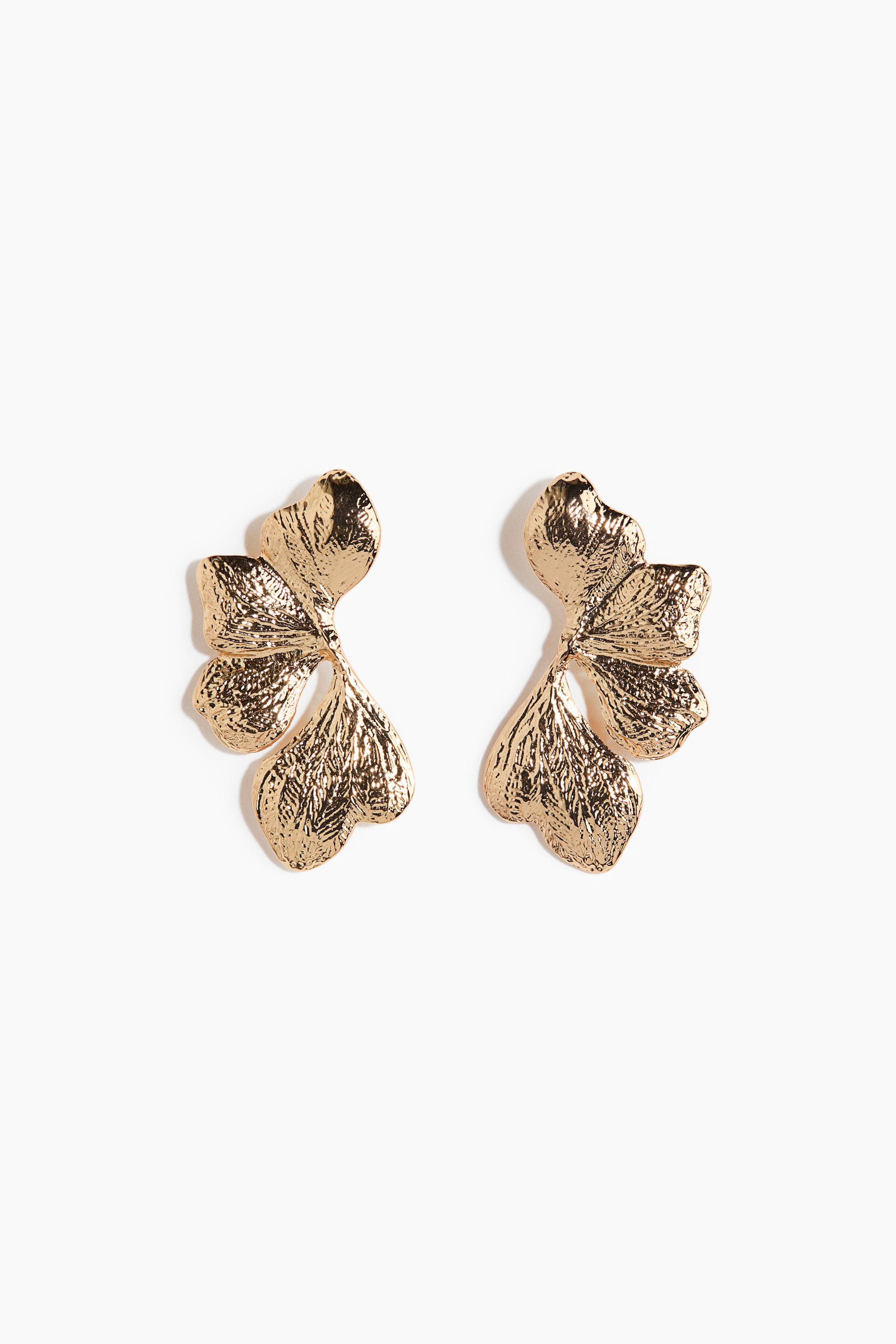 Größeres Bild ansehen: Ein Paar goldfarbene Ohrringe präsentieren ein organisches, strukturiertes Multi-Leaf-Design, wobei jeder Ohrring aus mehreren sich überlappenden, gekräuselten blattähnlichen Formen besteht.