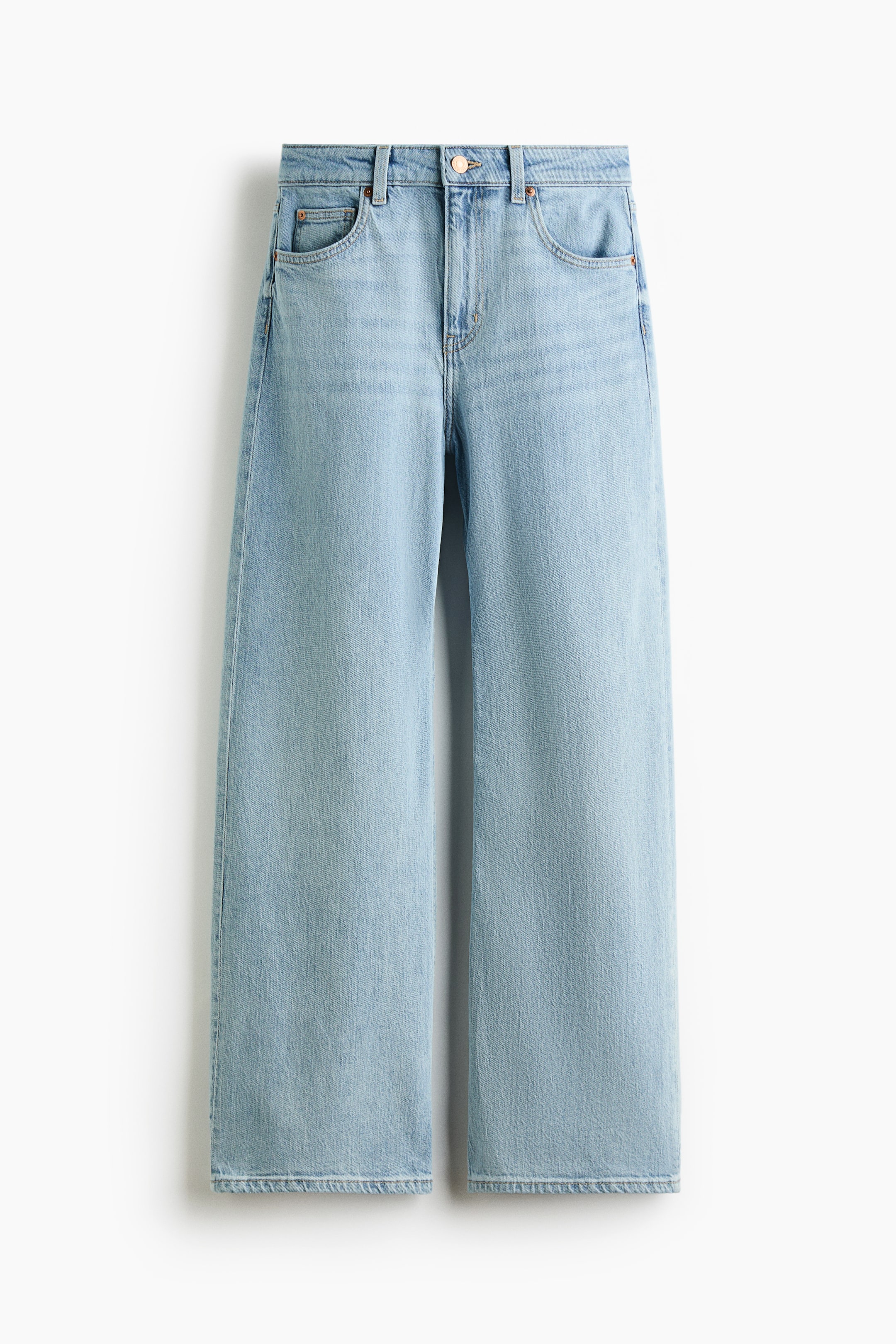 Visa större bild: Ljusblå jeans med vida ben visar en hög midja, med knapp- och dragkedjestängning samt framfickor med bronsnitar.