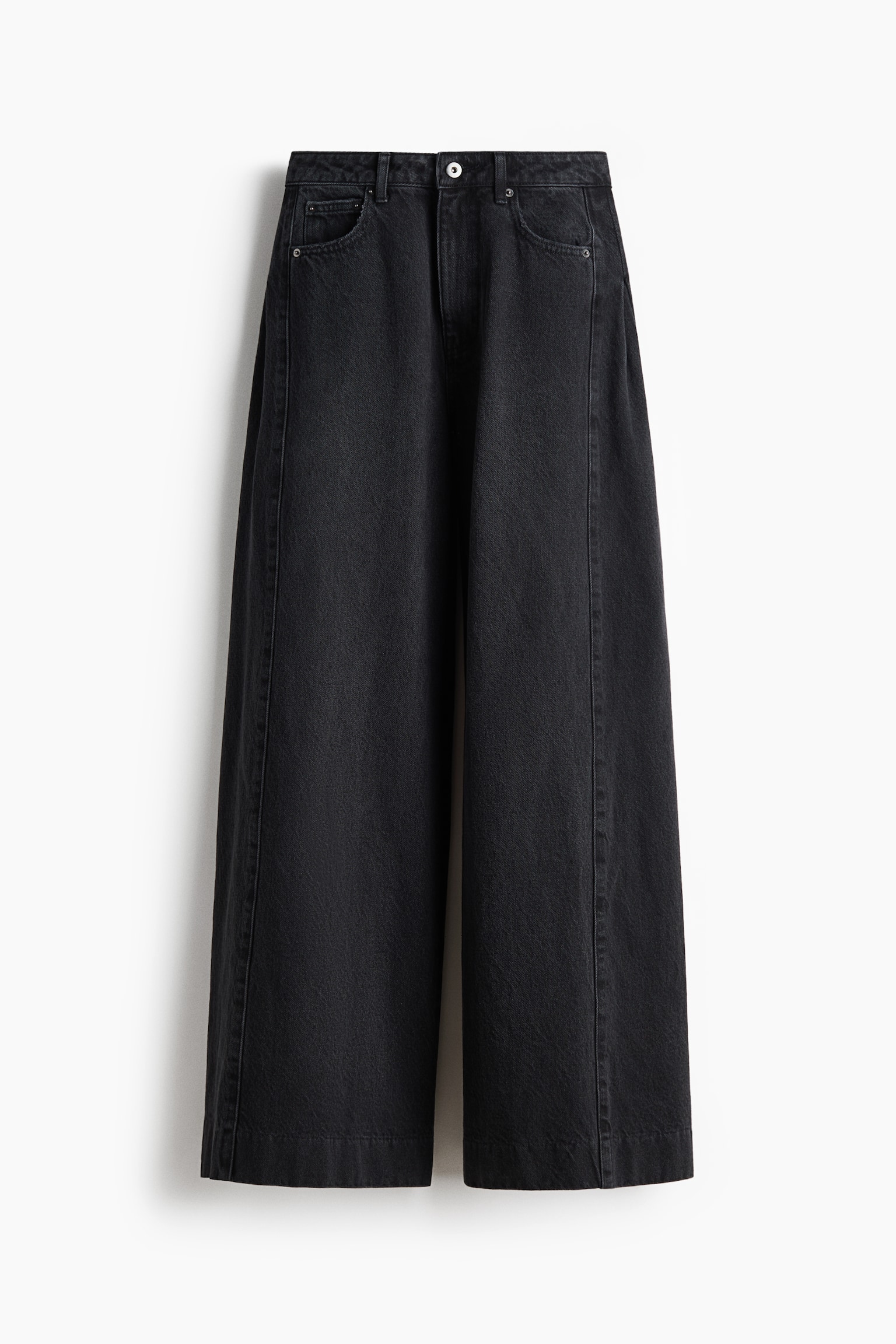 Zwarte jeans met wijde pijpen liggen plat, met een vooraanzicht, en hebben een hoge taille met een enkele knoopsluiting, riemlussen en twee afgeronde voorzakken. Opvallende verticale naden lopen langs het midden van elke pijp naar beneden, en eindigen bij de wijde, rechte zoom. - 1