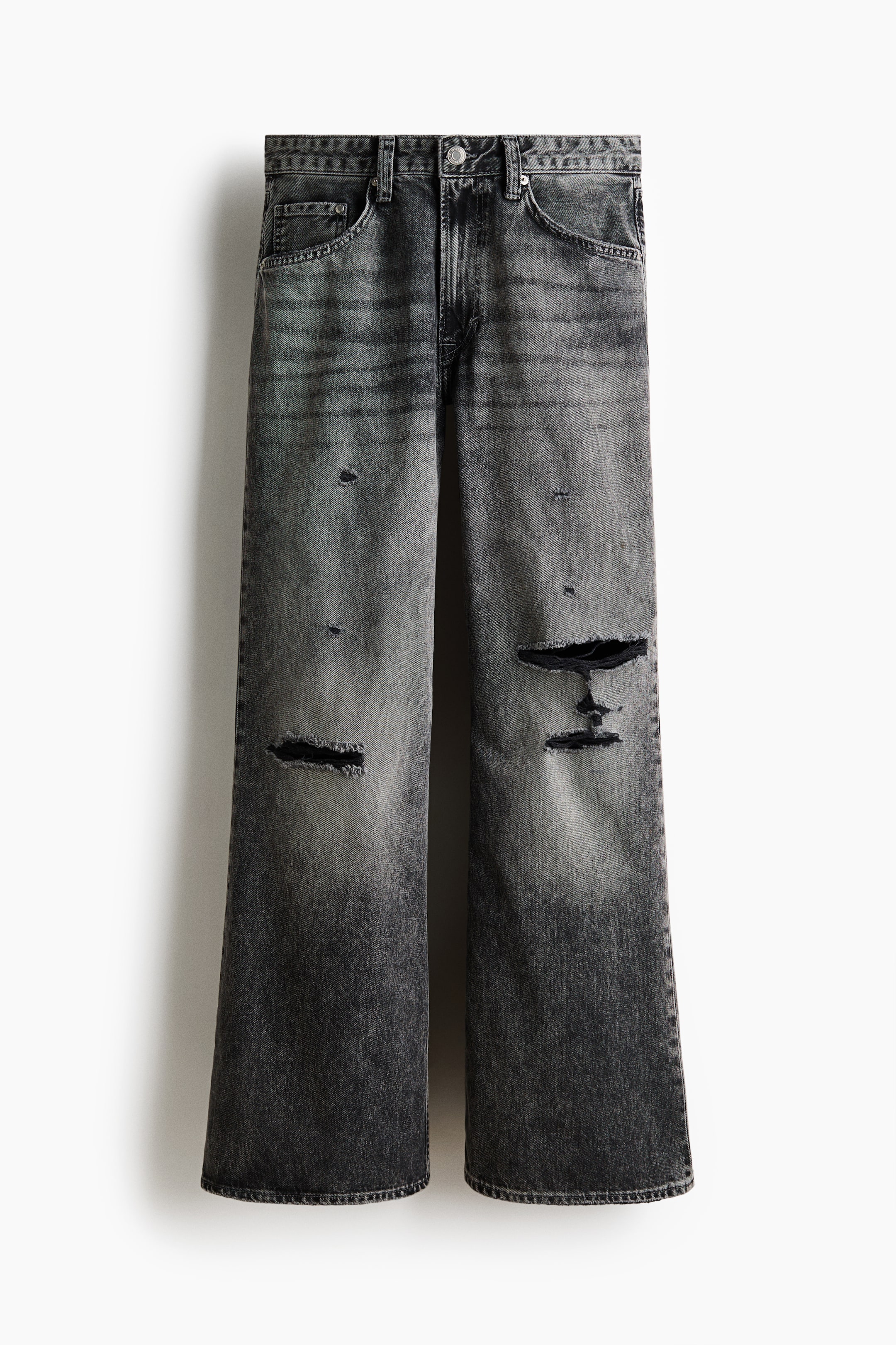 Agrandir l'image: Les jeans présentent un délavage gris foncé et usé avec des déchirures marquées sur les deux jambes et d'autres détails usés, visibles de face. Ils sont conçus avec une taille régulière, une fermeture à bouton et zip, un style à 5 poches, et une coupe ample avec une jambe légèrement évasée.
