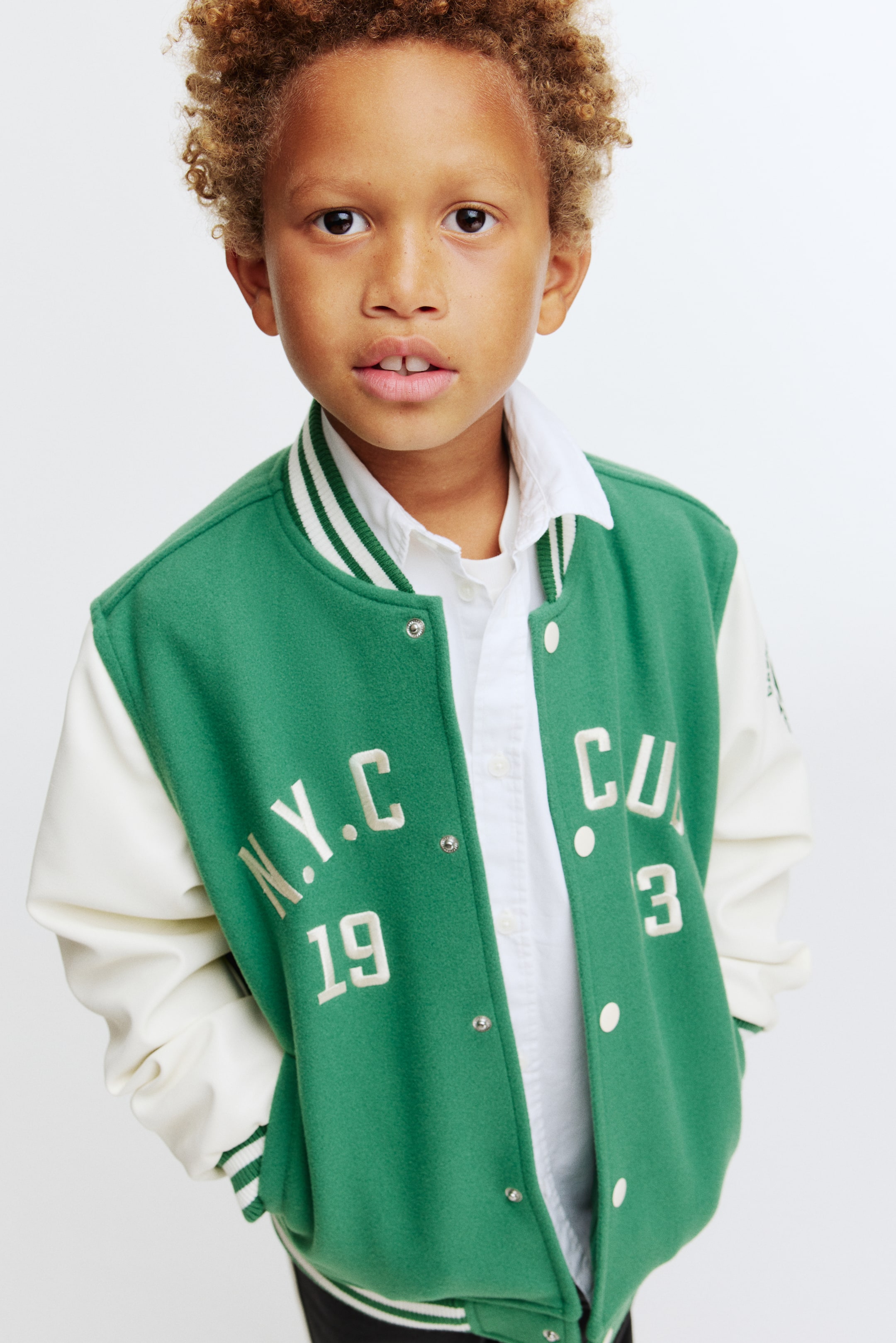 Ampliar la imagen: Chamarra de baseball con diseño - Verde/N.Y.C Club - Kids | H&M MX 1