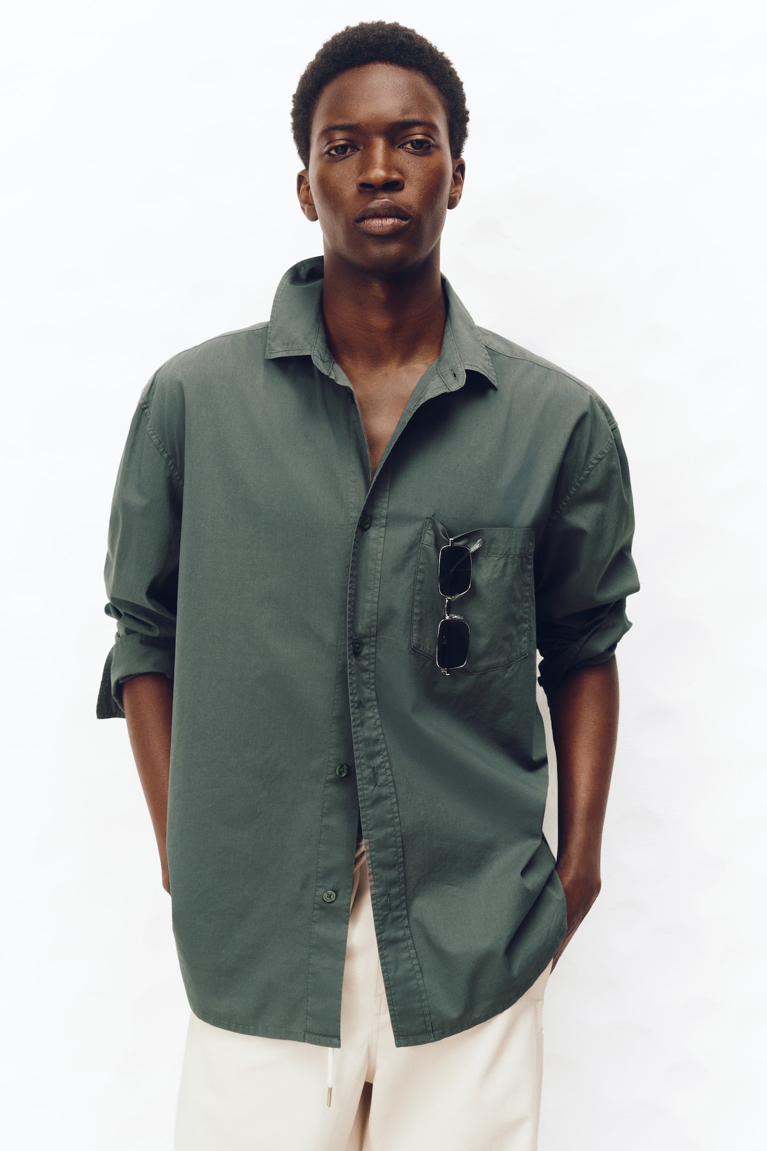 Мужская рубашка H&M Loose-Fit Cotton Poplin, цвет: Тёмный зелёный — фото 3