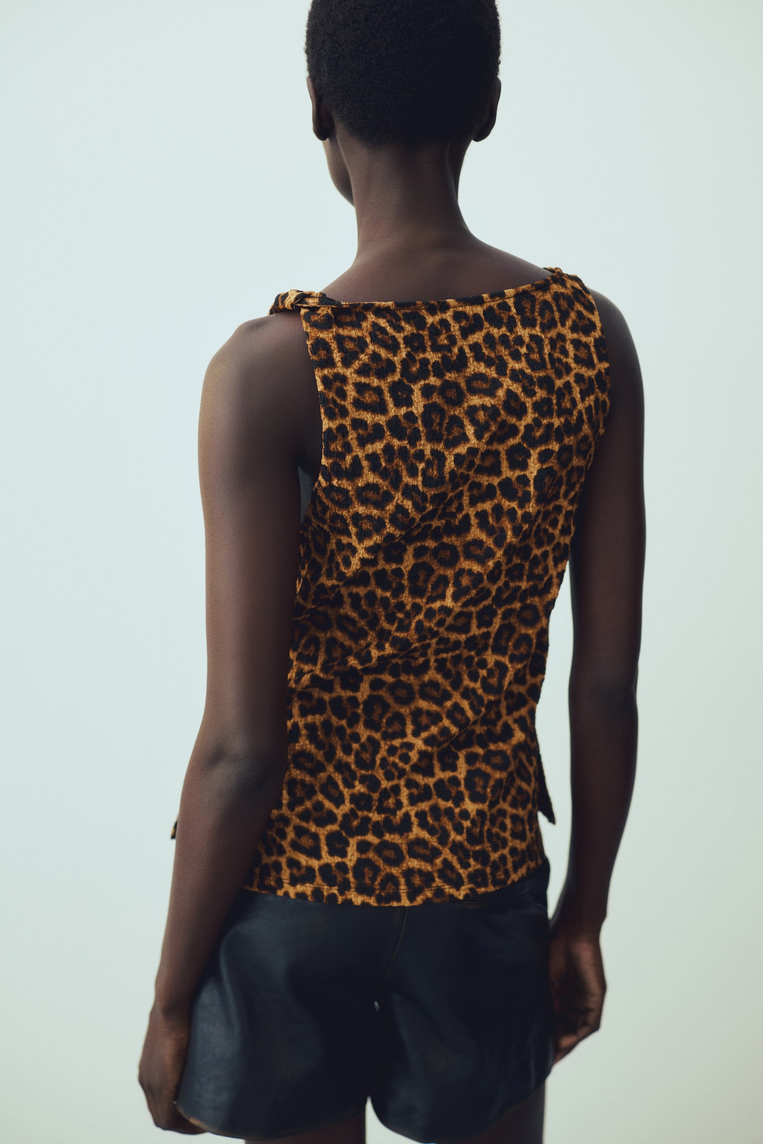 Top con detalle girado - Beige/Diseño de leopardo/Café oscuro/Verde caqui oscuro - 3