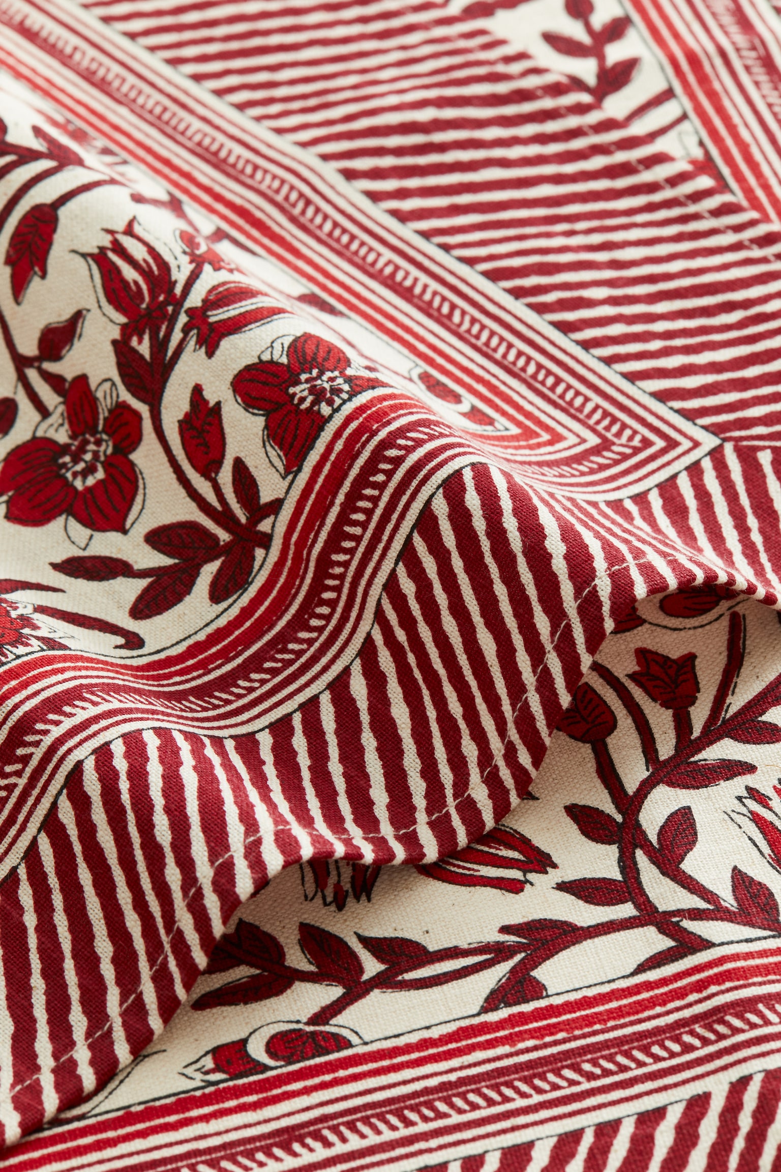 Lot de 4 serviettes de table à motif - Rouge/fleuri - 3