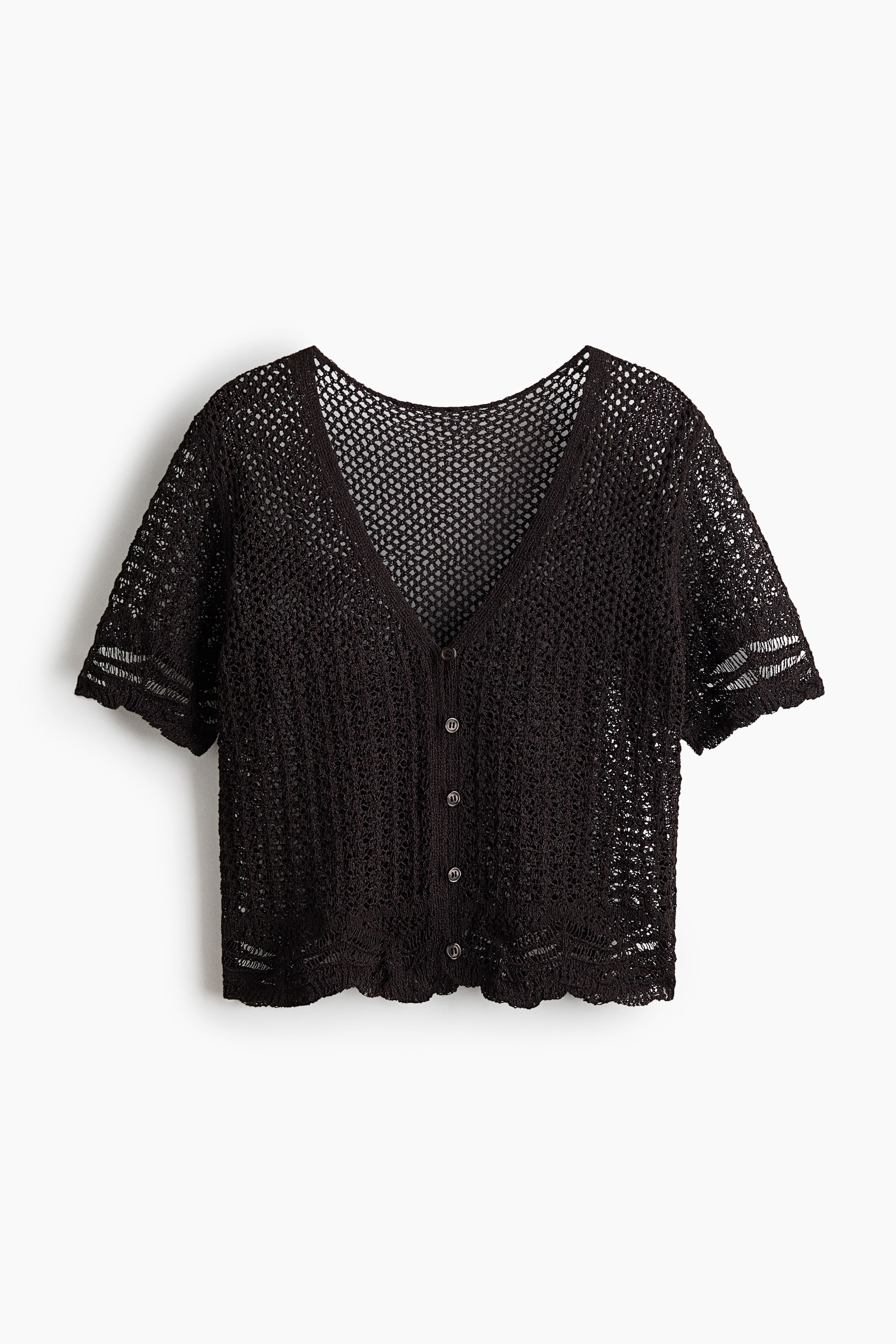 Größeres Bild ansehen: Ein schwarzes, figurbetontes Strandtop wird von vorne präsentiert und zeichnet sich durch eine Strickoptik im Häkel-Look, einen V-Ausschnitt und Knöpfe entlang der Vorderseite aus. Es ist mit kurzen Ärmeln und gewellten Kanten an den Bündchen und am Saum gestaltet.