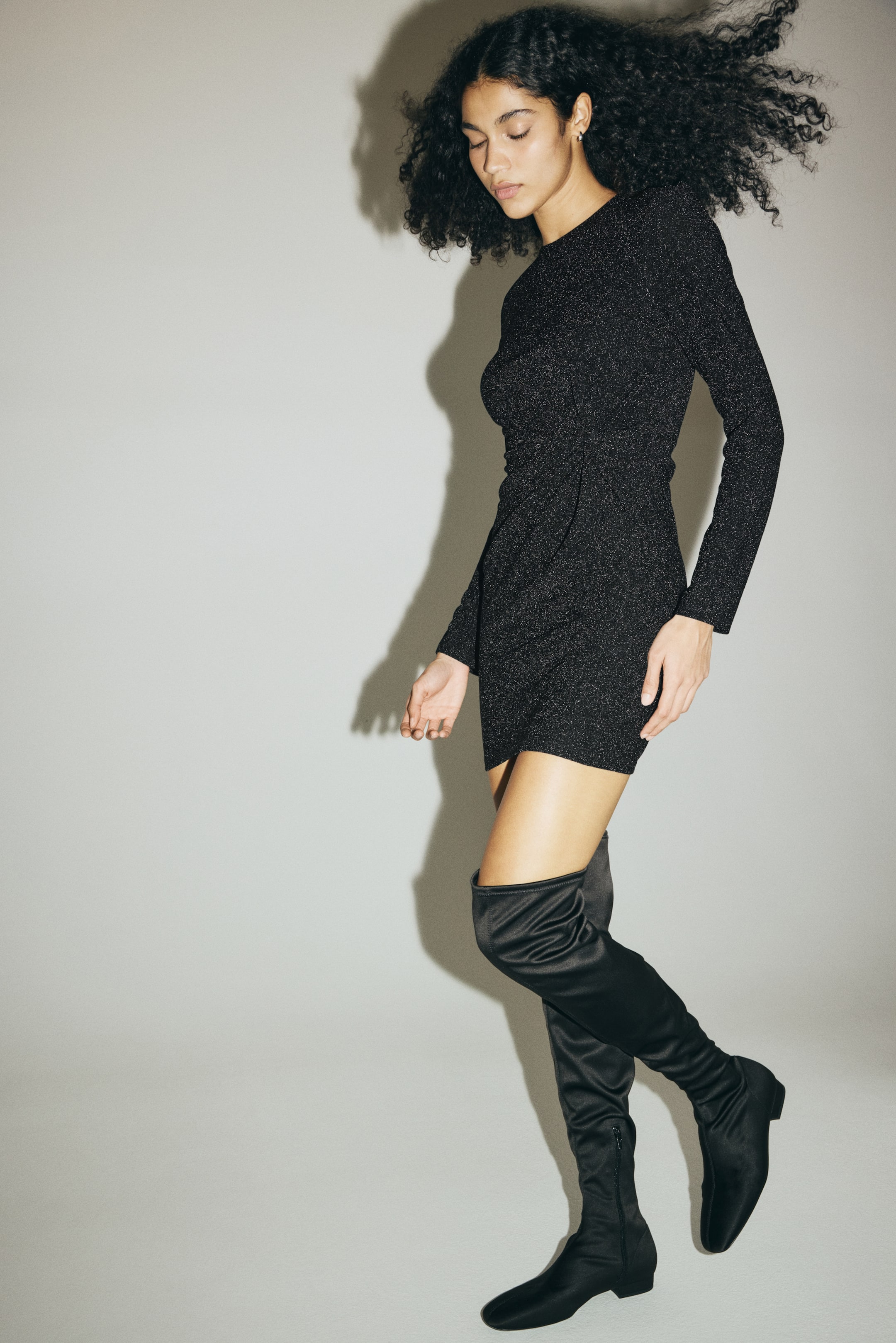 Zobacz większy obraz: Sukienka ze skręconym detalem - Czarny/Brokat | H&M PL 4