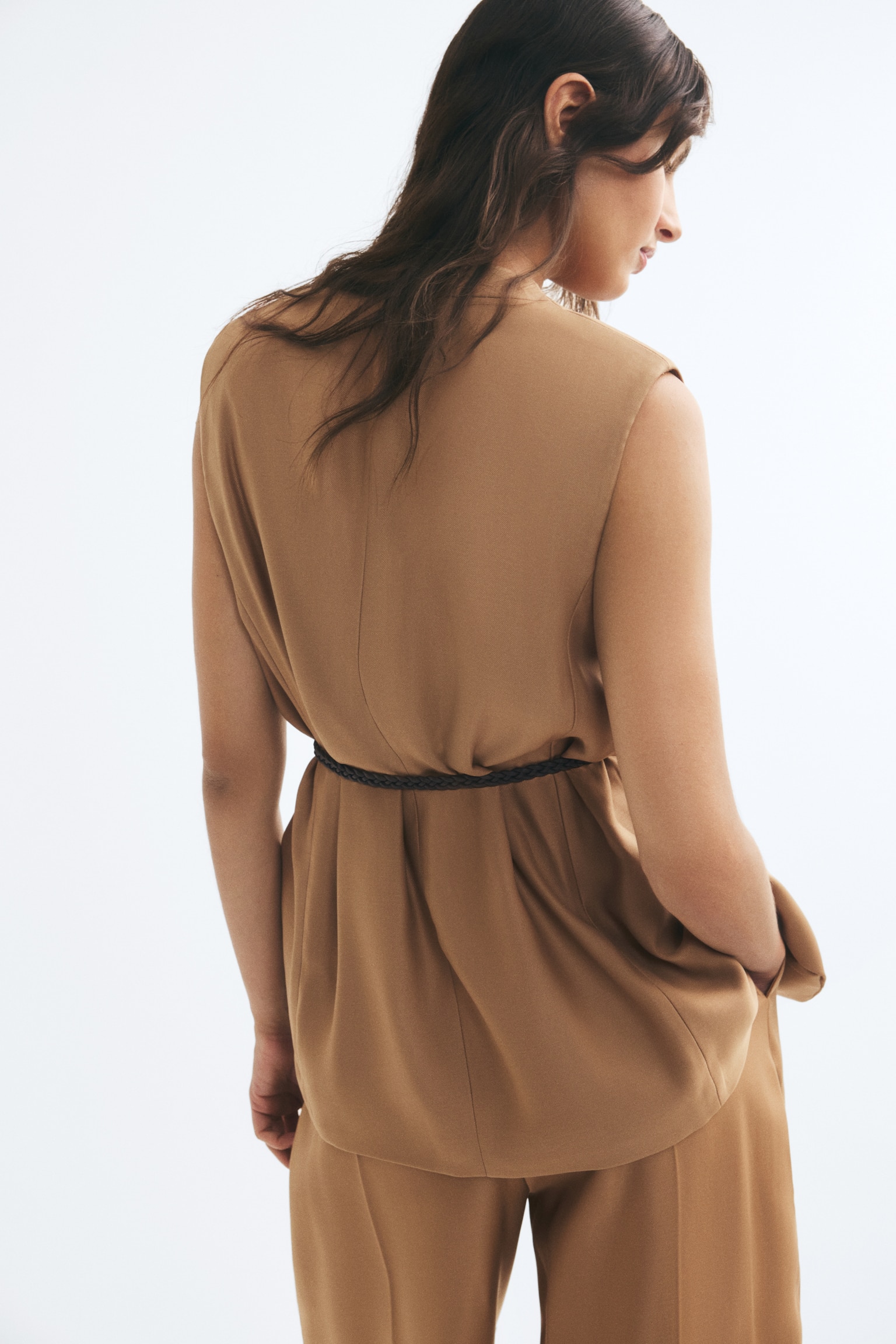 Женский жилет H&M Belted Satin Vest, цвет: Тёмный бежевый — фото 3