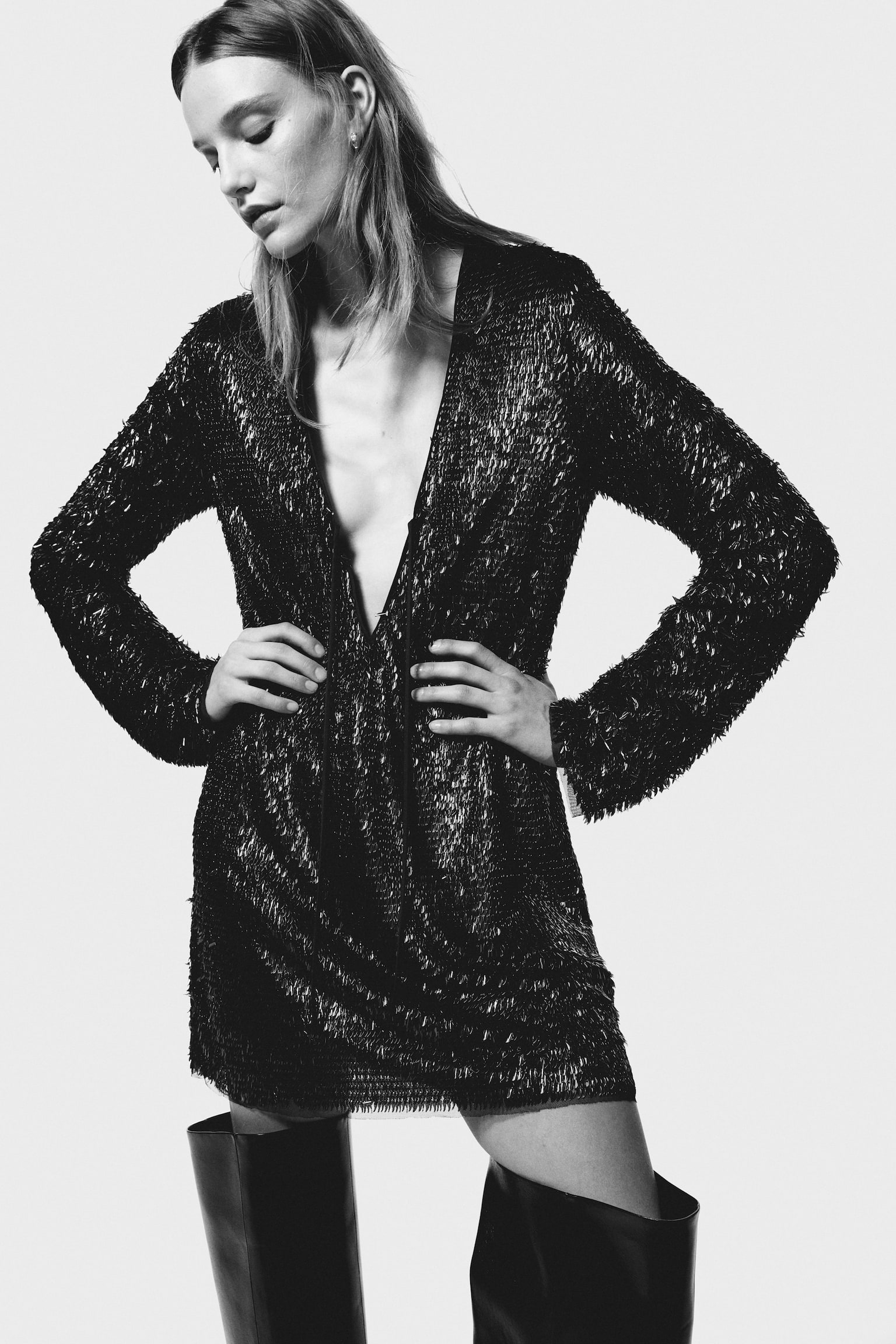 Embellished V-neck dress - Black - 6