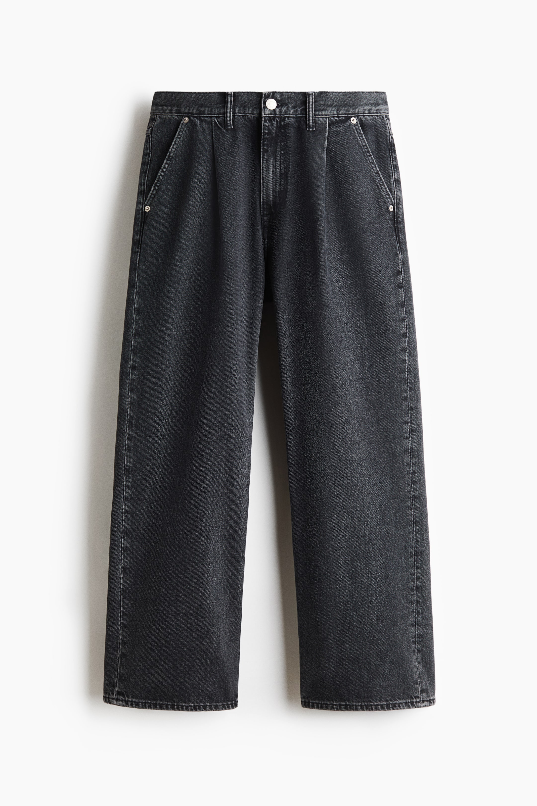 Visa större bild: Ett par mörkgrå tvättade jeans visas framifrån och har en lös, rak silhuett med tydliga frontveck. Jeansen har en normal midja med silverfärgad knappstängning, hällor för bälte och diagonala sidofickor.