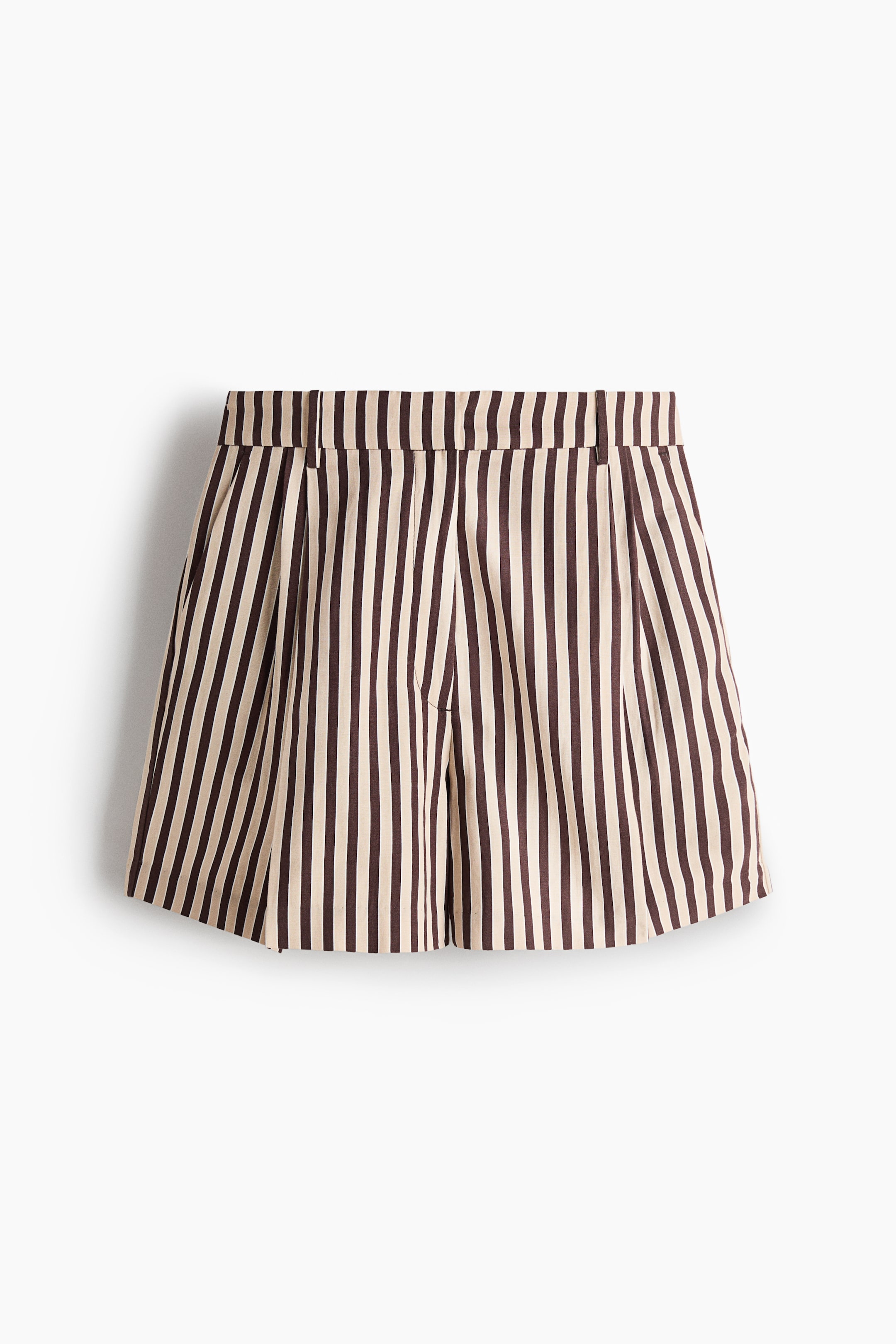 Visa större bild: Löst sittande skräddarsydda shorts visas framifrån, med vertikala ljusbeige och mörkbruna ränder. De är designade med hög midja, veck framtill, pressveck längs framsidan och diagonala sidfickor.