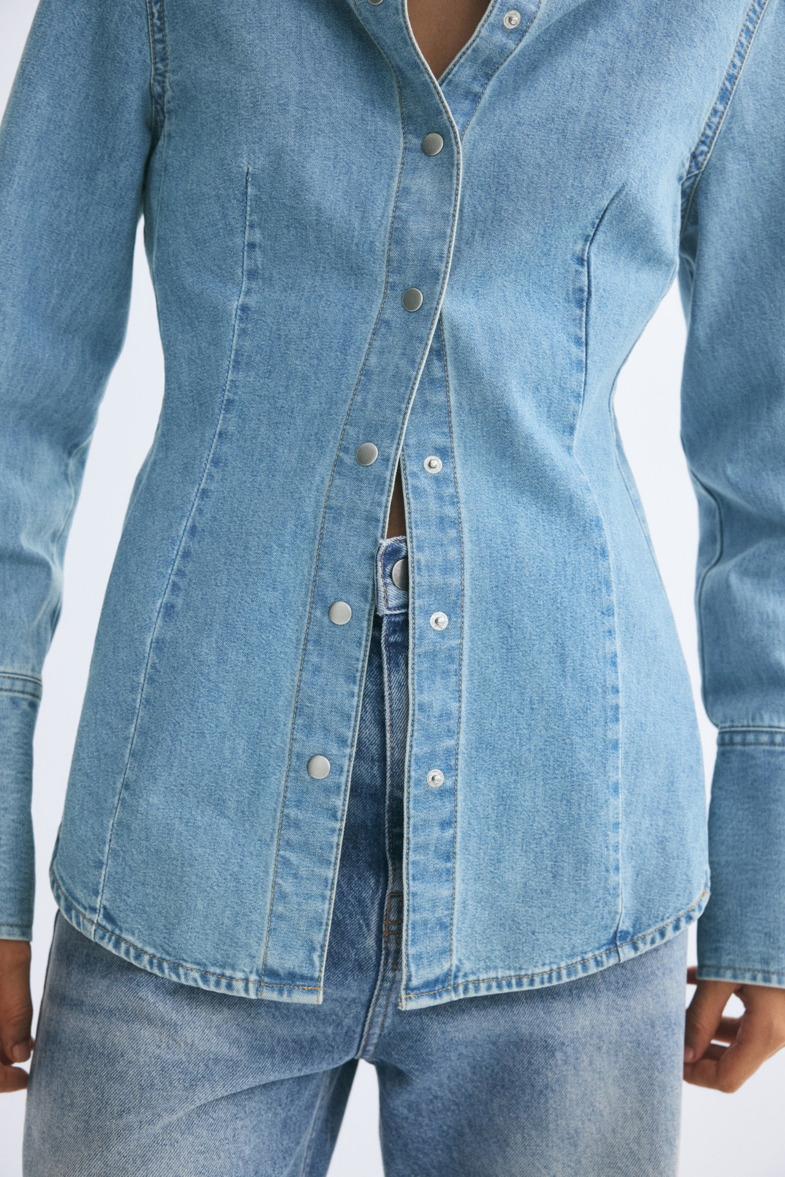 Женская рубашка H&M Denim Shirt, цвет: Светлый джинсовый синий — фото 4