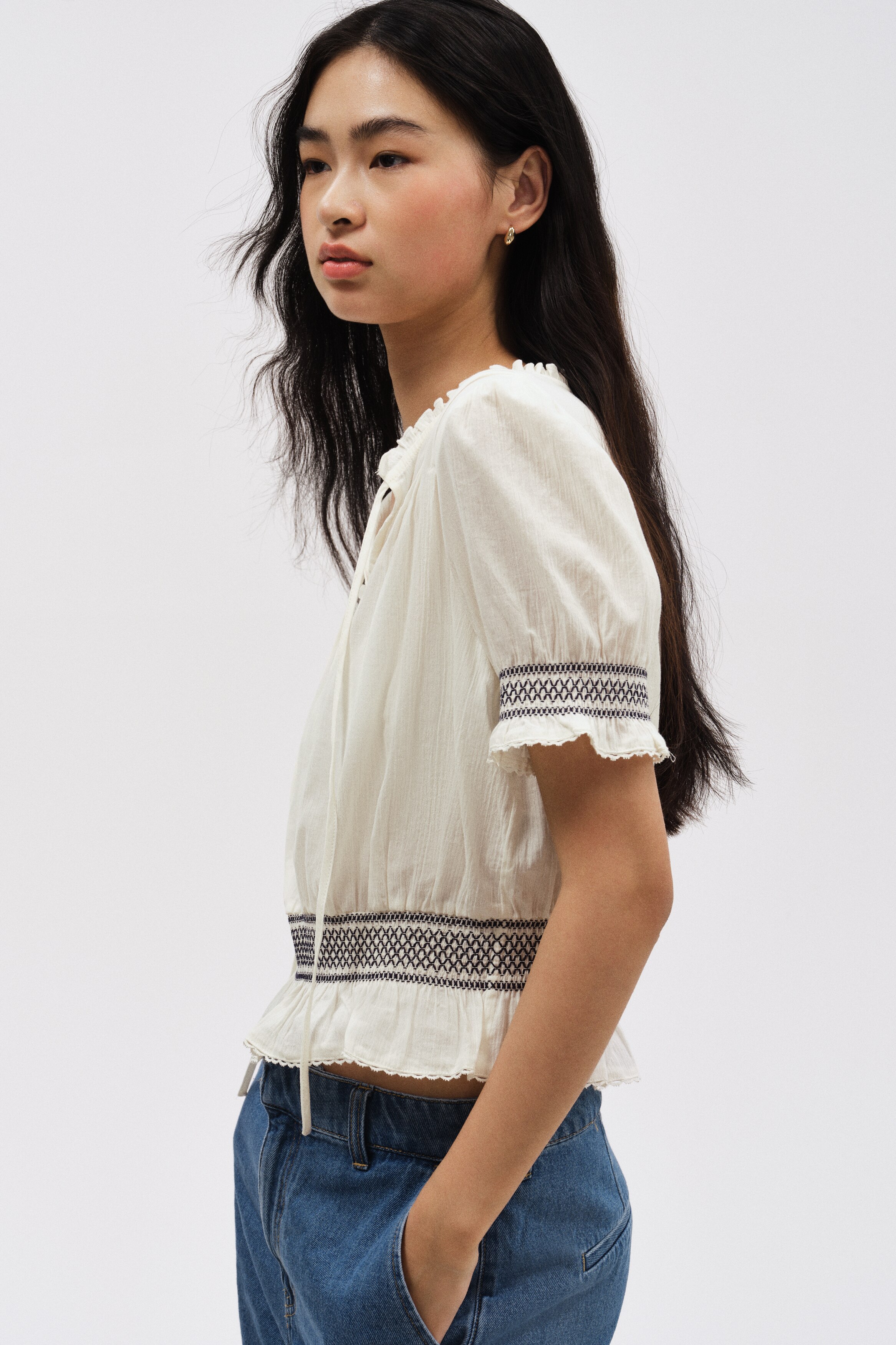 新品♡かぐれ♡コットンスモッキングブラウス♡ブラック かぐれ（カグレ）の「コットンスモッキングブラウス（シャツ