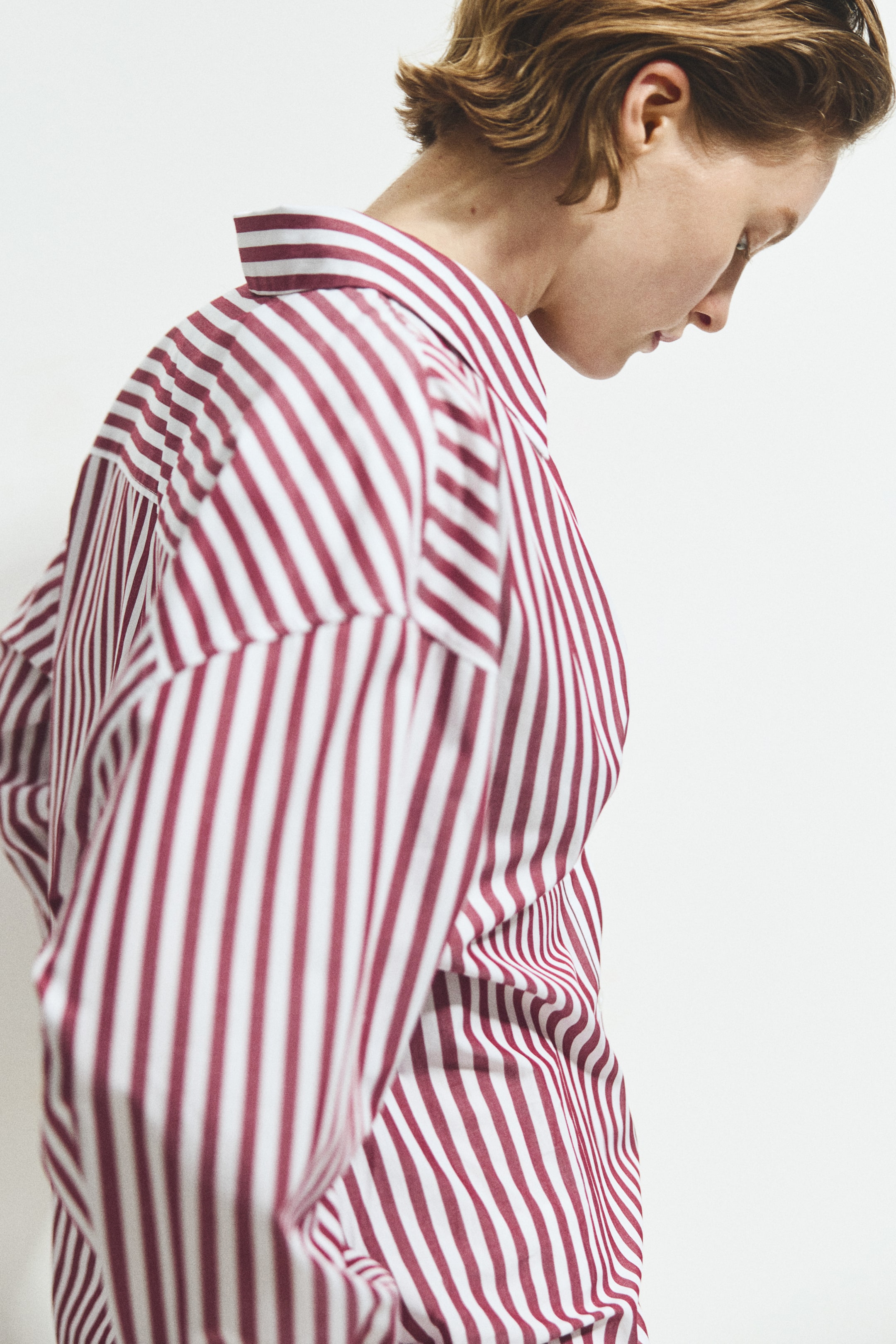 Ver imagen más grande: Camisa oversize de popelina - Rojo oscuro/Rayas - MUJER | H&M ES 1