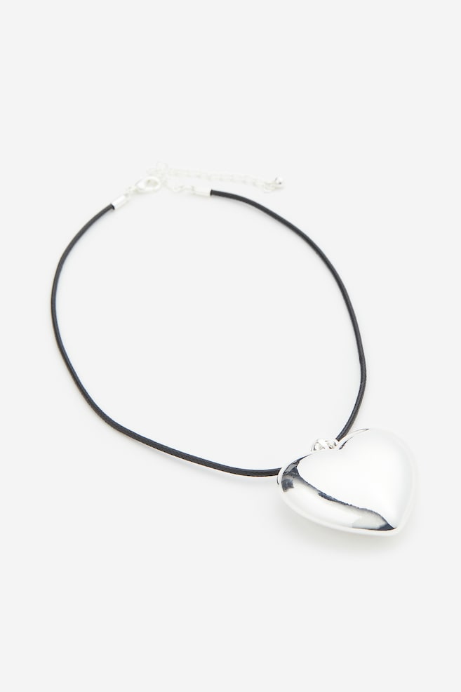 Kurze Halskette mit Anhänger - Silberfarben/Herz - 2