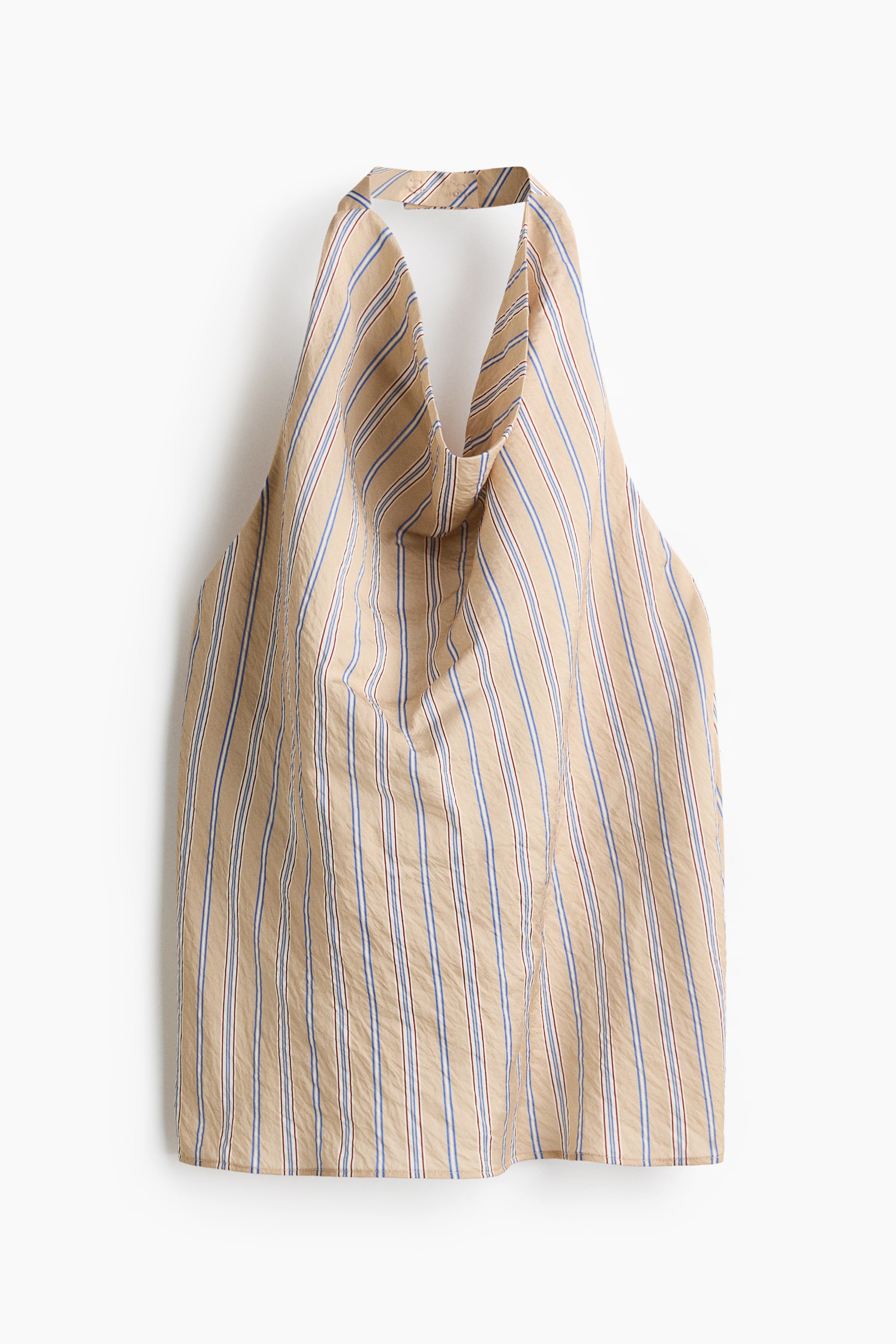 Ampliar la imagen: Un top de corte holgado presenta su parte frontal, con un escote drapeado y un tirante halter. Está confeccionado en una tela tejida que exhibe rayas verticales en beige, azul y delgadas líneas rojas.