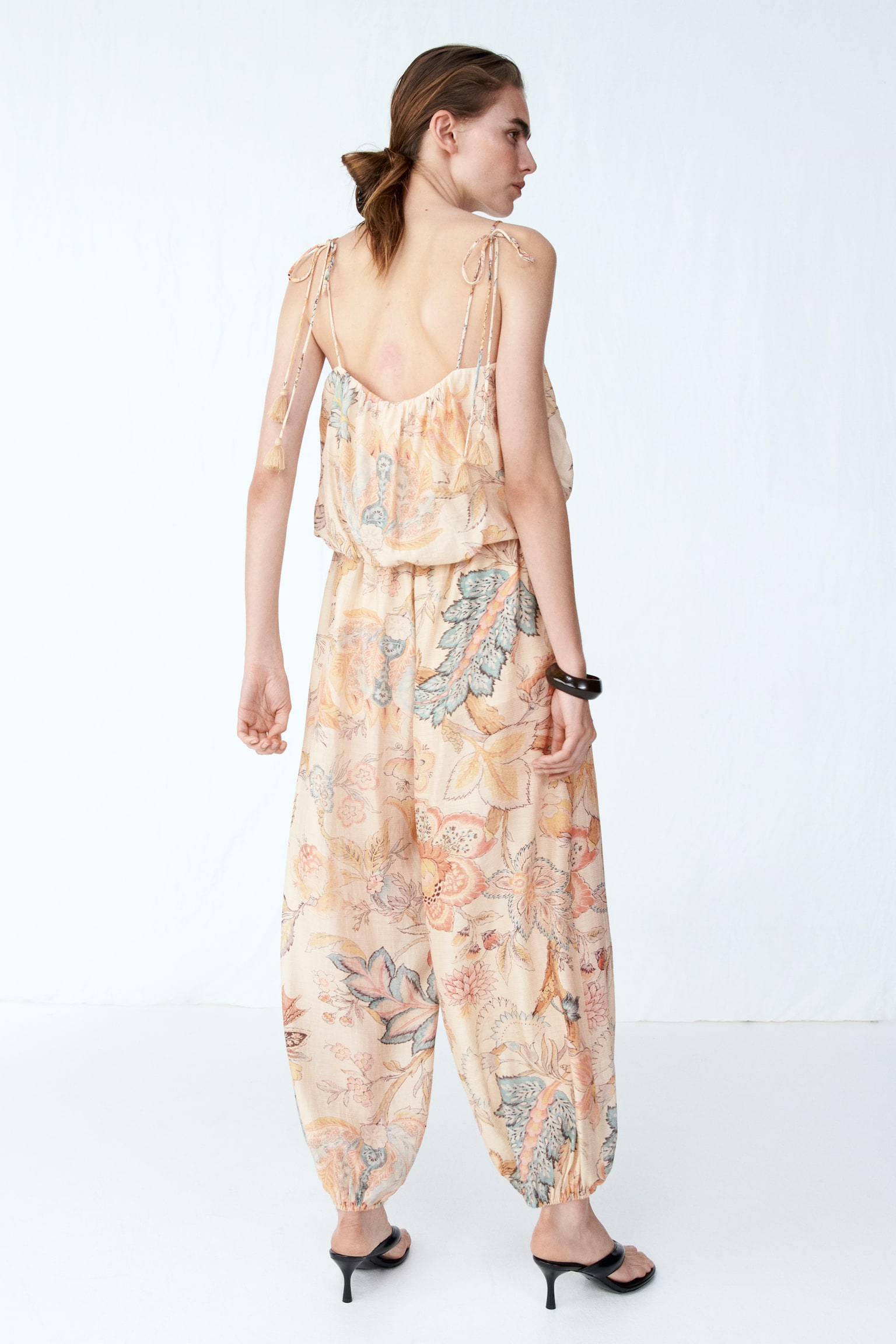 Balloon-leg tie-strap jumpsuit-Light beige/Paisley pattern - 3