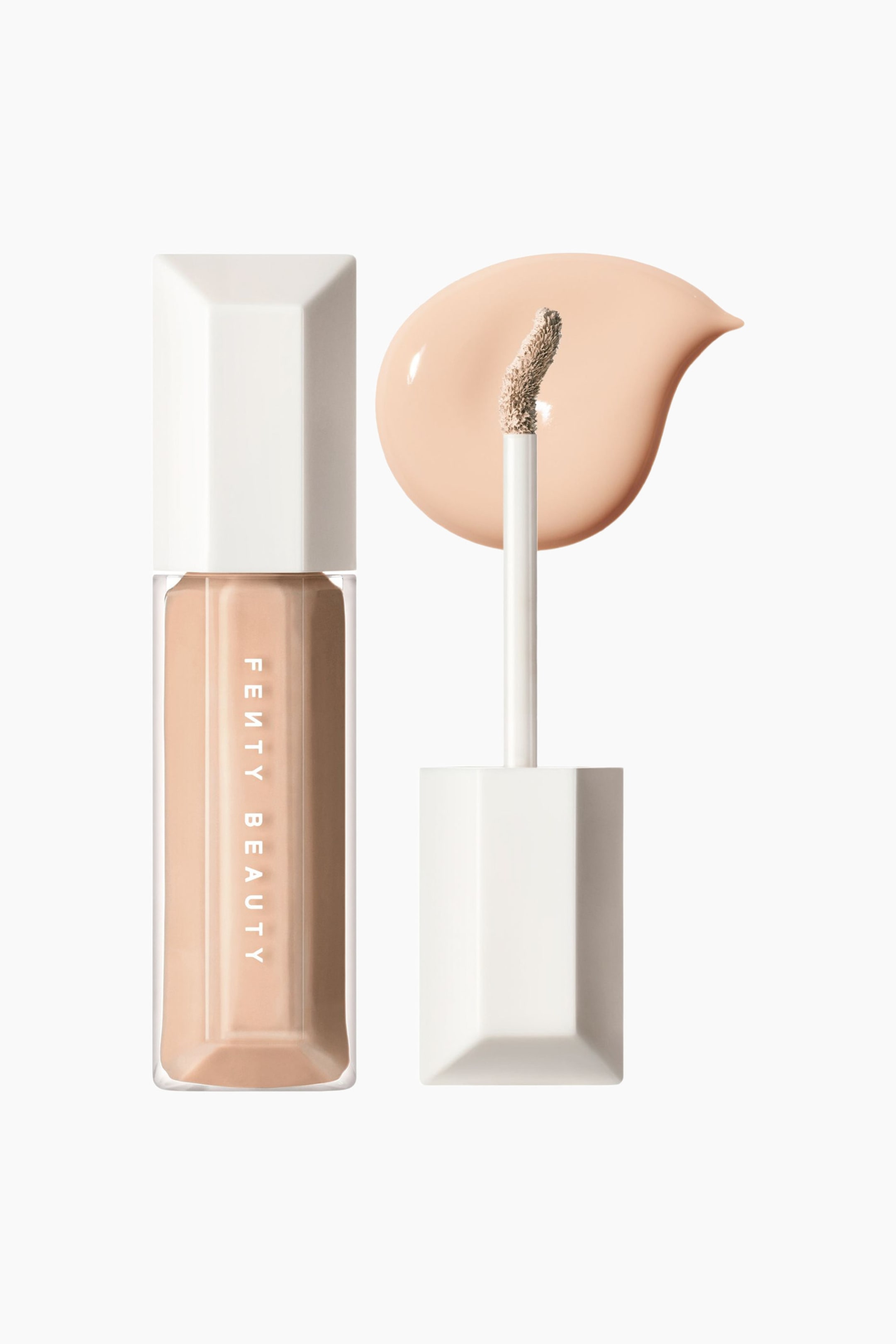 Visa större bild: We’re Even Hydrating Longwear Concealer står upprätt i en genomskinlig, facetterad tub med ett vitt geometriskt lock, vilket visar den ljusbeige flytande formulan inuti. Bredvid den visas applikatorns stav med sin böjda, vinklade spets täckt av produkten, placerad framför en slät, droppformad provyta av concealern.