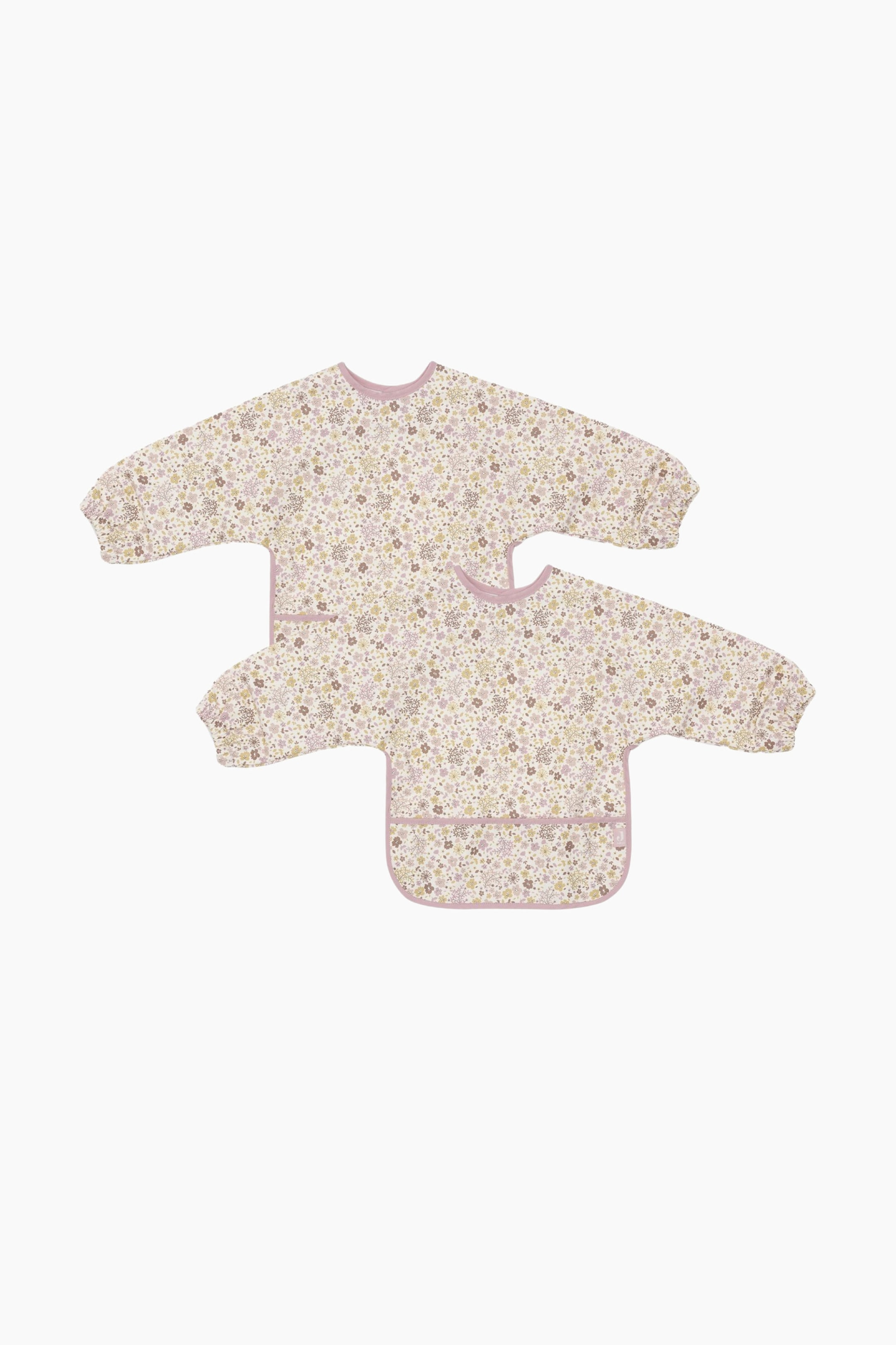 Größeres Bild anzeigen: Zwei langärmlige Baby-Lätzchen zeigen eine weiße Basis mit einem kleinen Blumenmuster in lila, gelben und braunen Tönen. Beide Lätzchen haben elastische Bündchen, einen runden Ausschnitt mit pinkem Besatz und eine vordere Auffangtasche, ebenfalls in pink eingefasst, wobei das größere Lätzchen hinter dem kleineren positioniert ist.