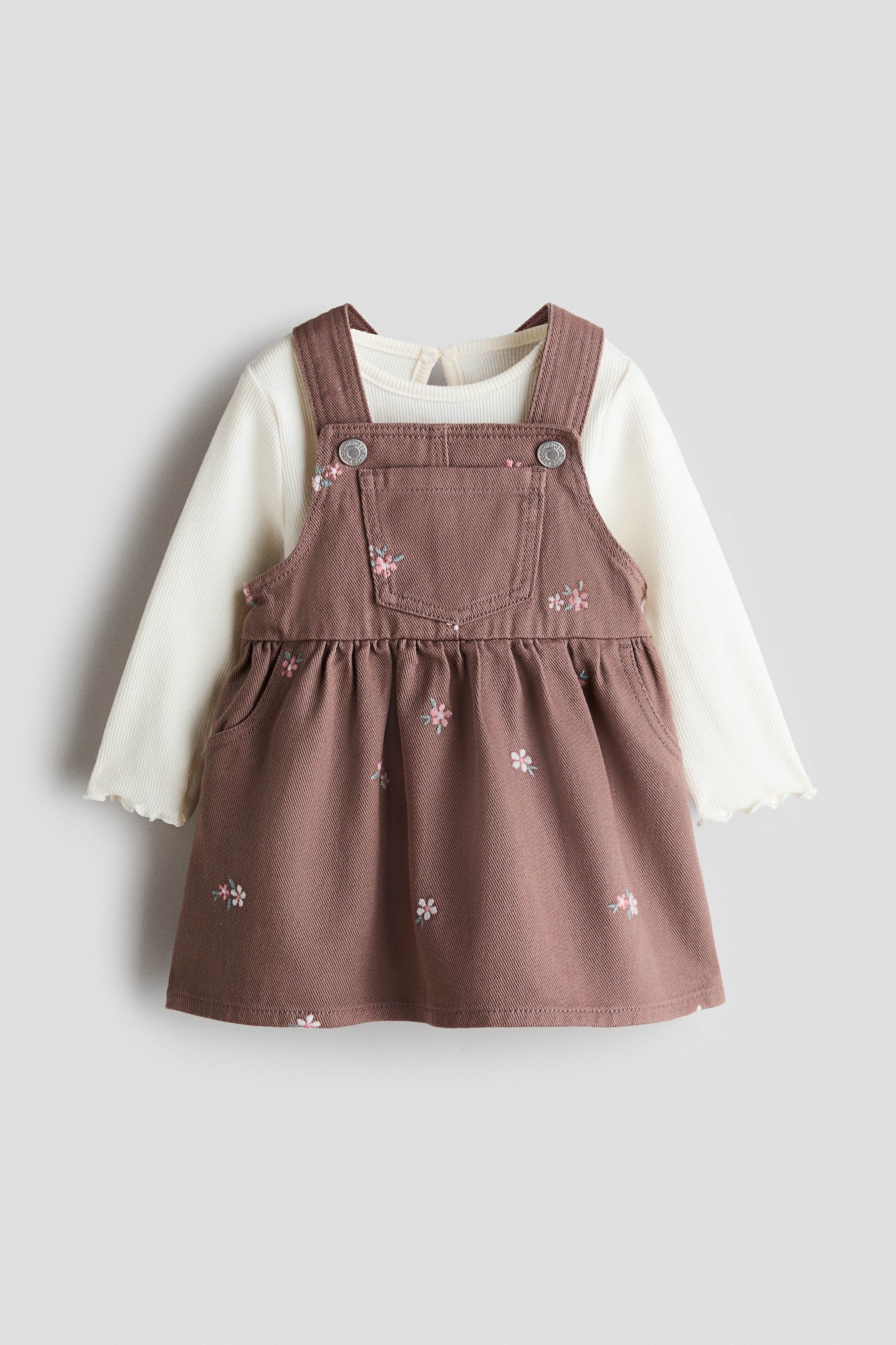 2-piece dungaree dress and top setModèle