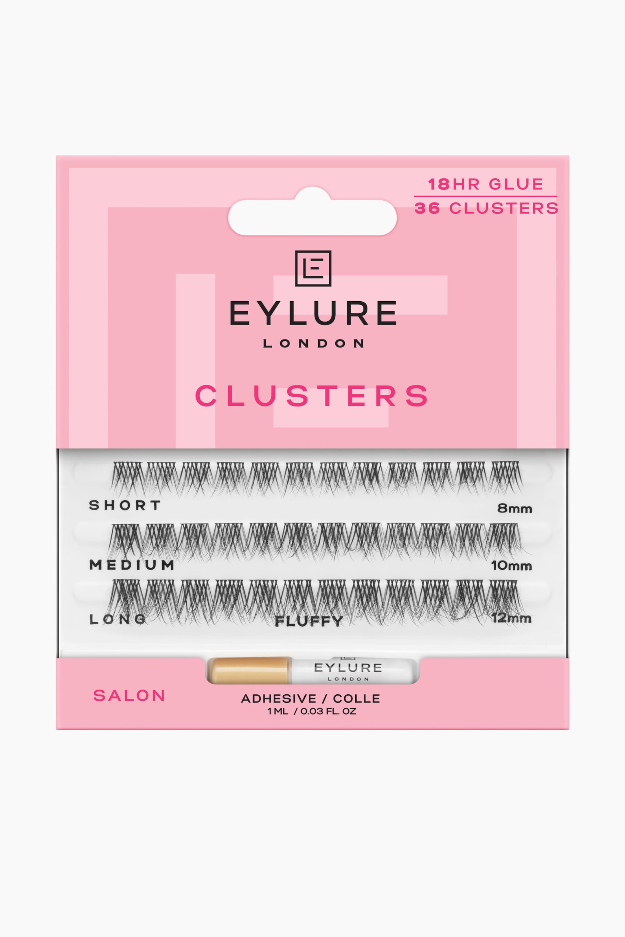 Se større billede: Eylure London Clusters kunstige øjenvipper præsenteres i en lyserød og hvid detailpakke, der vender fremad. Pakken viser tre rækker af fyldige vippeklaser i korte (8mm), mellem (10mm) og lange (12mm) længder, samt en lille tube Eylure London lim. Emballagen fremhæver også "18HR GLUE" og "36 CLUSTERS."