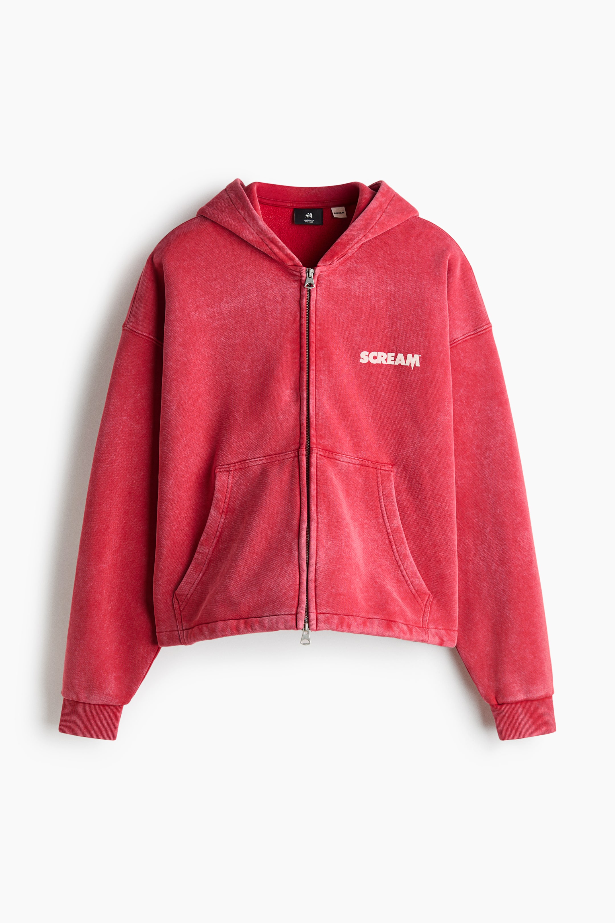 Größeres Bild ansehen: Ein roter Hoodie mit durchgehendem Reißverschluss ist von vorn zu sehen und zeigt ein ausgewaschenes Rot mit einem weißen „SCREAM“-Schriftzug auf der Brust. Eine Kapuze, ein zentraler Reißverschluss und eine große Kängurutasche befinden sich auf der Vorderseite, während gerippte Bündchen und ein gerippter Saum die Ärmel und den unteren Abschluss abrunden.