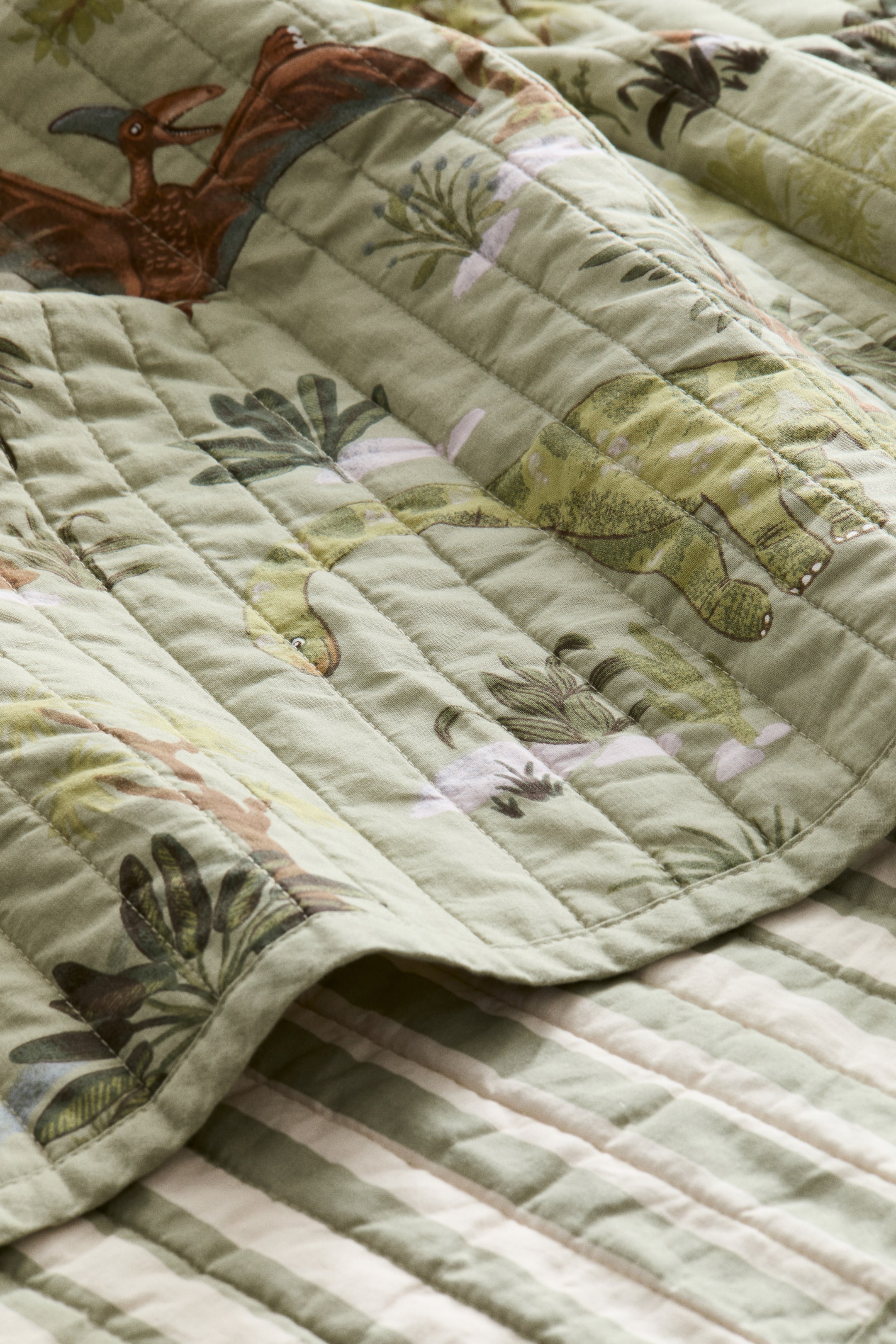 Zobrazit větší obrázek: Prošívaný bavlněný přehoz na postel - Zelená/dinosauři - HOME | H&M CZ 5