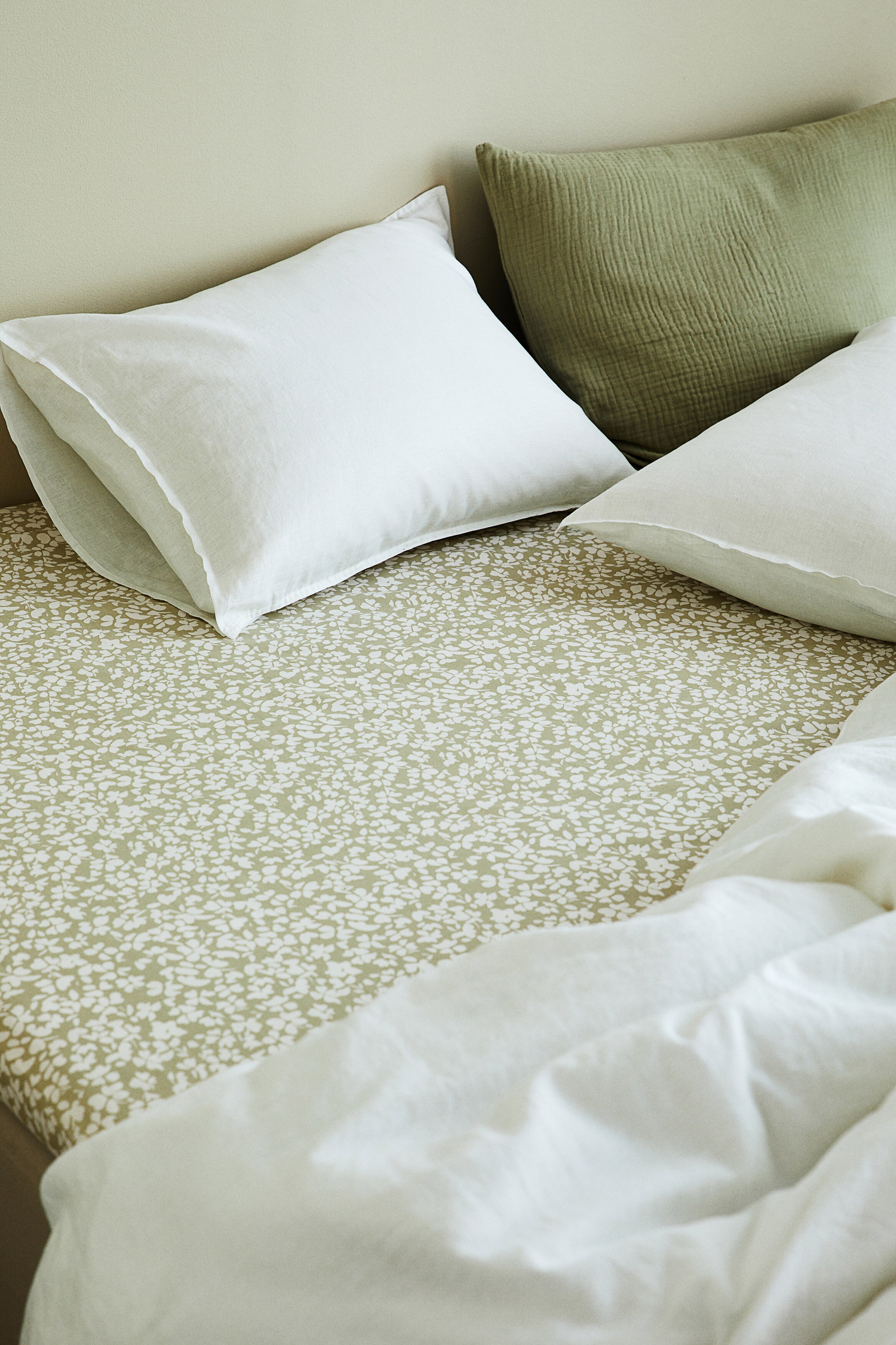 Dusty green/floral Twin Patterned Fitted Sheet at H&M Home | H&M US