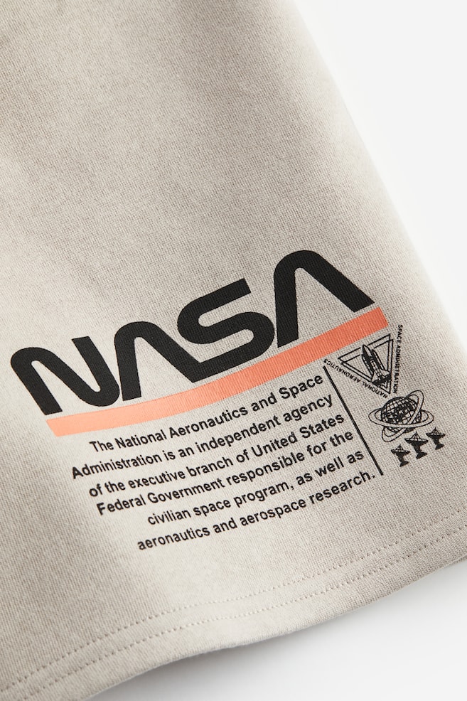 Sweatshorts mit Print - Greige/NASA - 4
